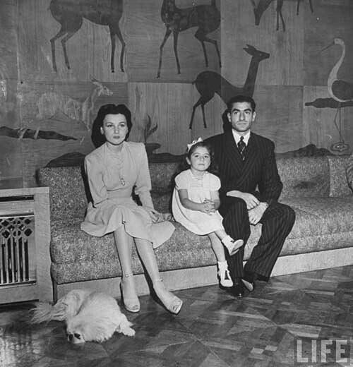 شاه إيران محمد رضا بهلوي و الأميرة فوزية إمبراطورة إيران و ابنتهما الأميرة شاهناز بهلوى