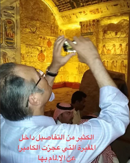 الدكتور أسامة نقلى يلتقط الصور داخل مقبرة نفرتارى