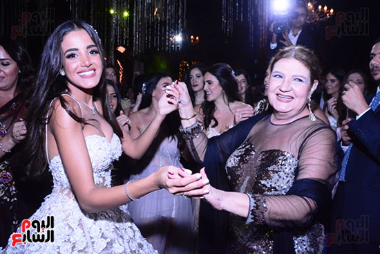 ميمى جمال تحتفل بزفاف حفيدتها بحضور نجوم الفن والمشاهير (1)