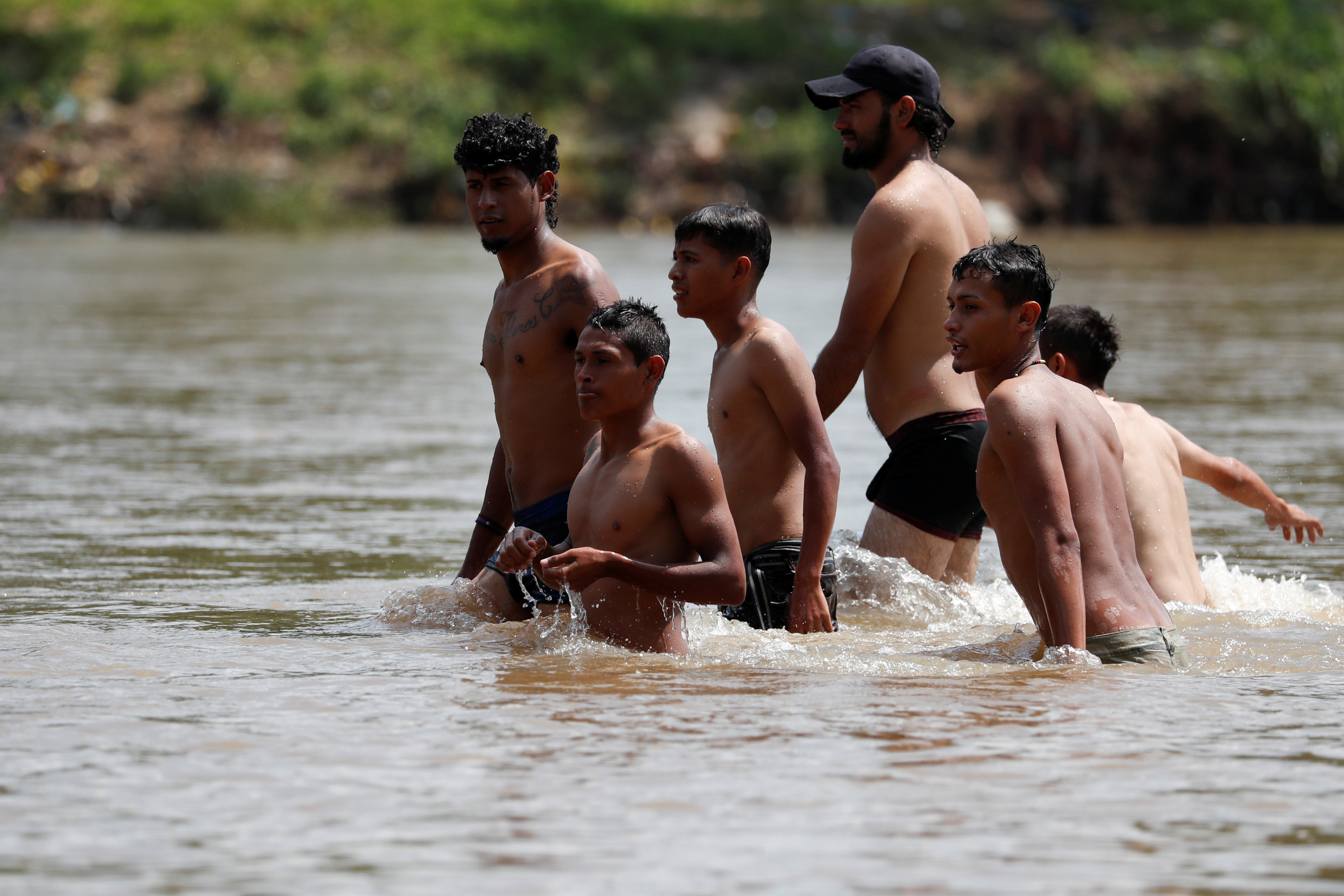 مهاجرون يعبرون نهر كوسيتى