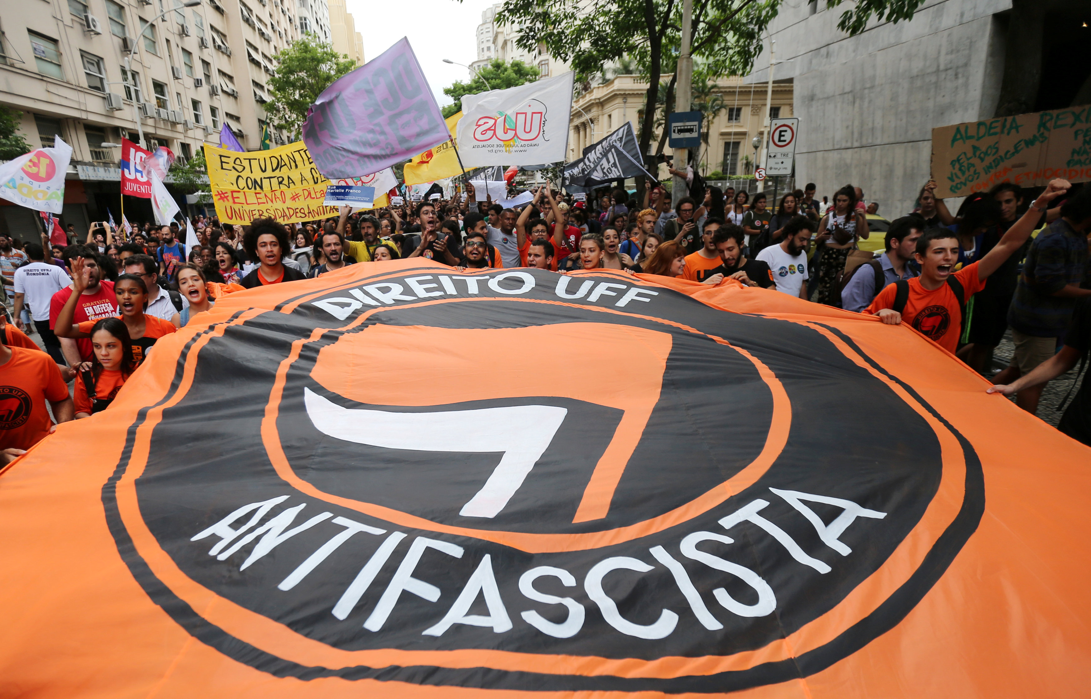 احتجاجات ضد وقف الدعاية الانتخابية فى الجامعات البرازيلية (6)