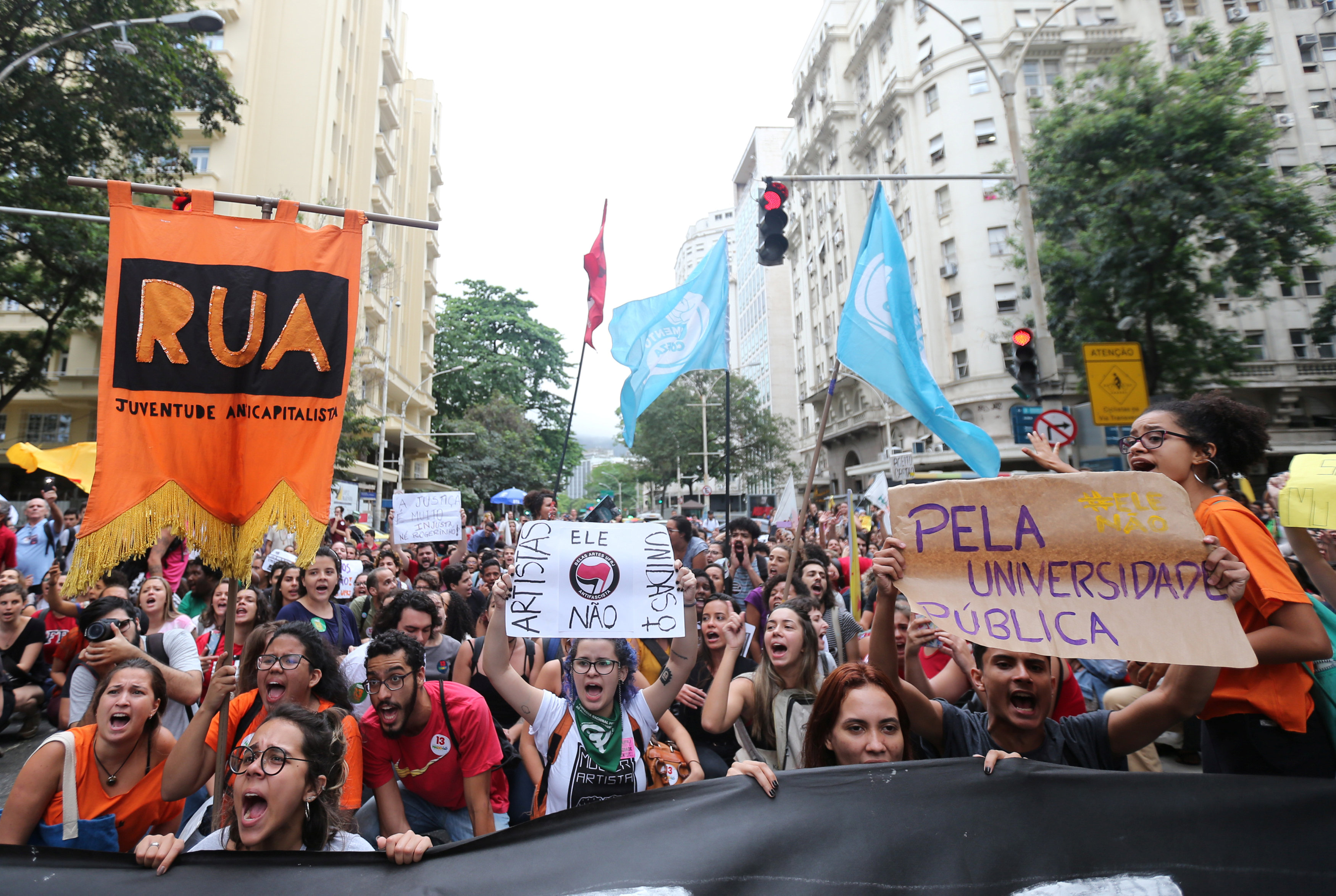 احتجاجات ضد وقف الدعاية الانتخابية فى الجامعات البرازيلية (2)