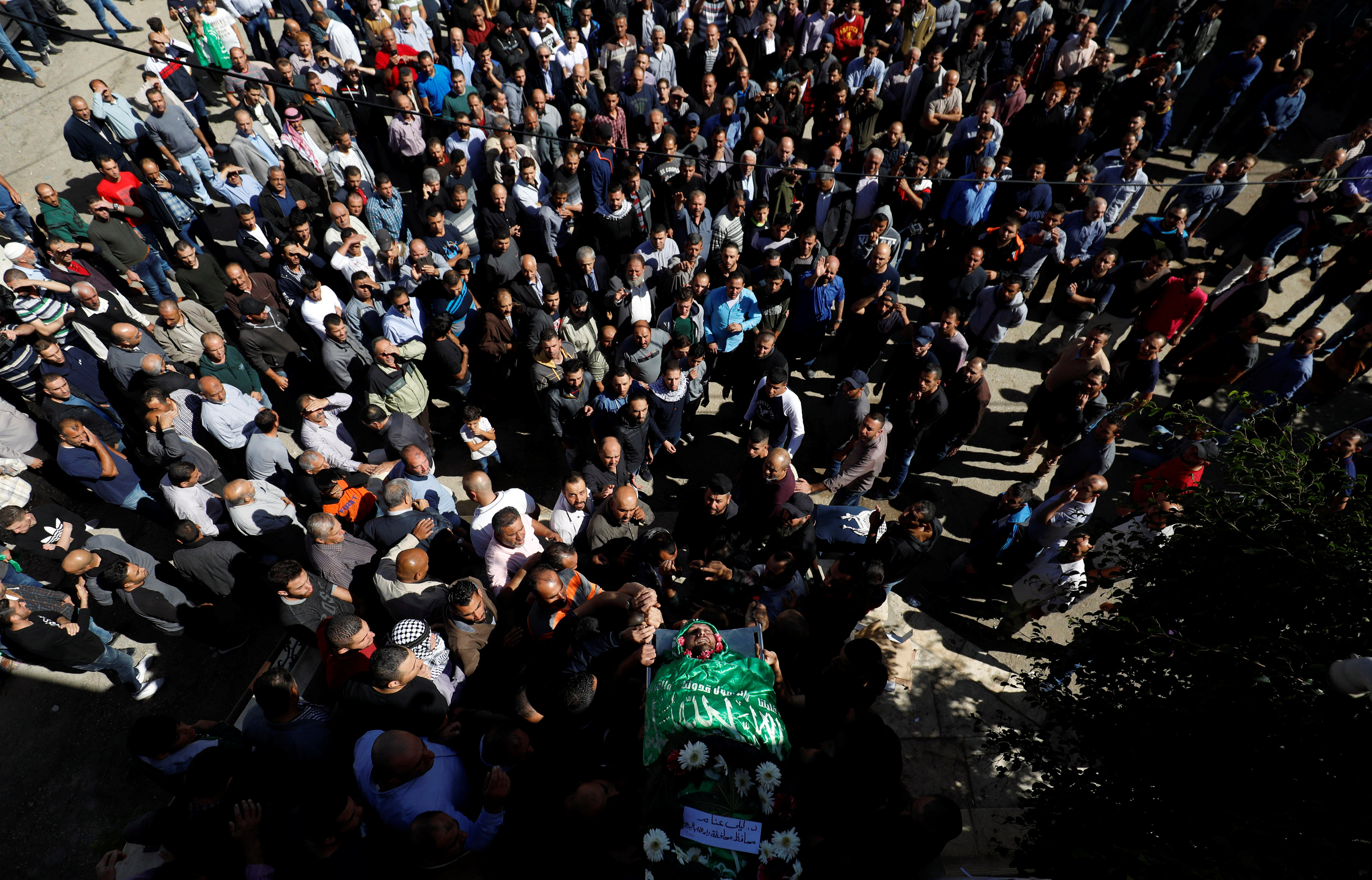 فلسطينيون يشيعون جثمان الشهيد 