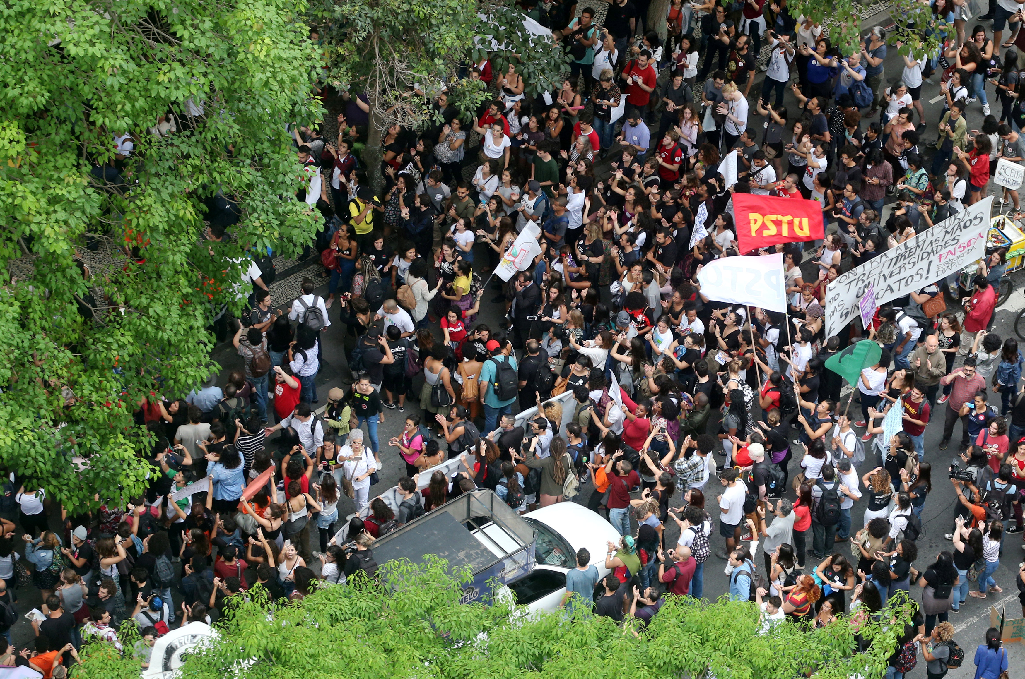 احتجاجات ضد وقف الدعاية الانتخابية فى الجامعات البرازيلية (1)