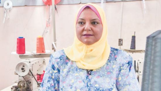 وفاء عبد العال صاحبة مشروع تصنيع الملابس الجاهزة فى بورسعيد