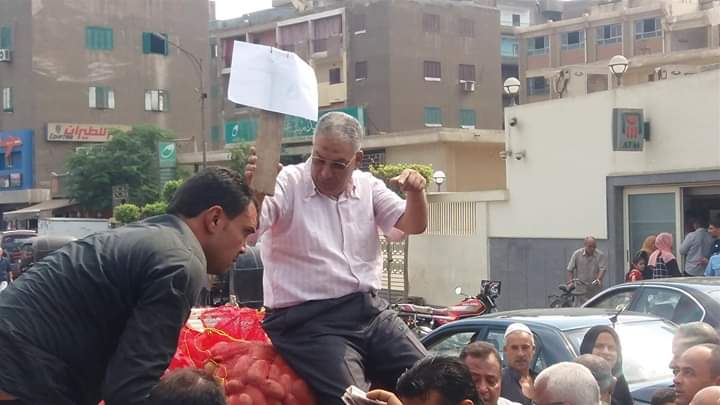 رئيس مدينة مديت غمر يبيع البطاطس للمواطنين (3)
