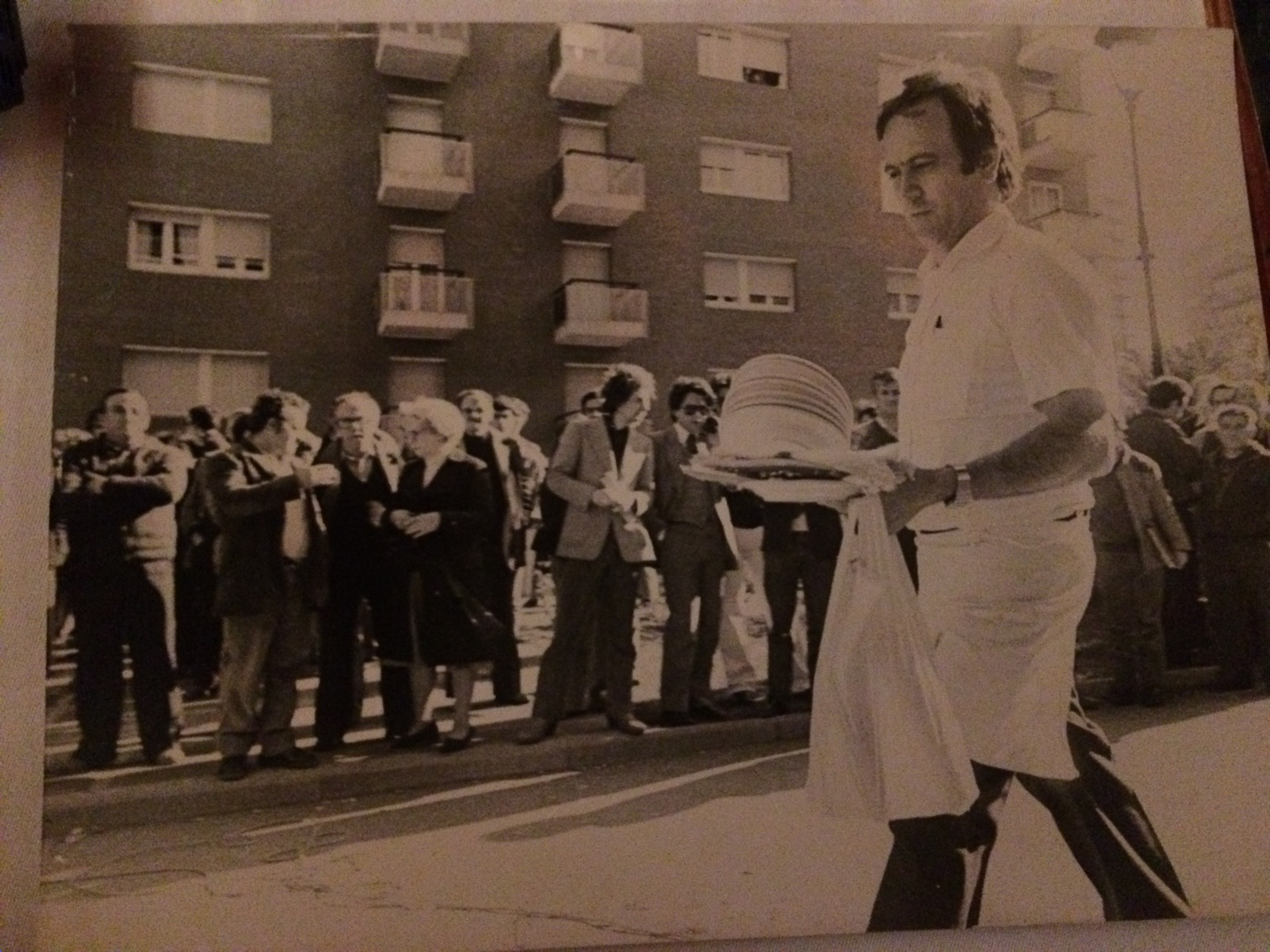 والد ماريا يقدم الطعام الصحفيين خلال واقعة خطف لاعب برشلونة عام 1980