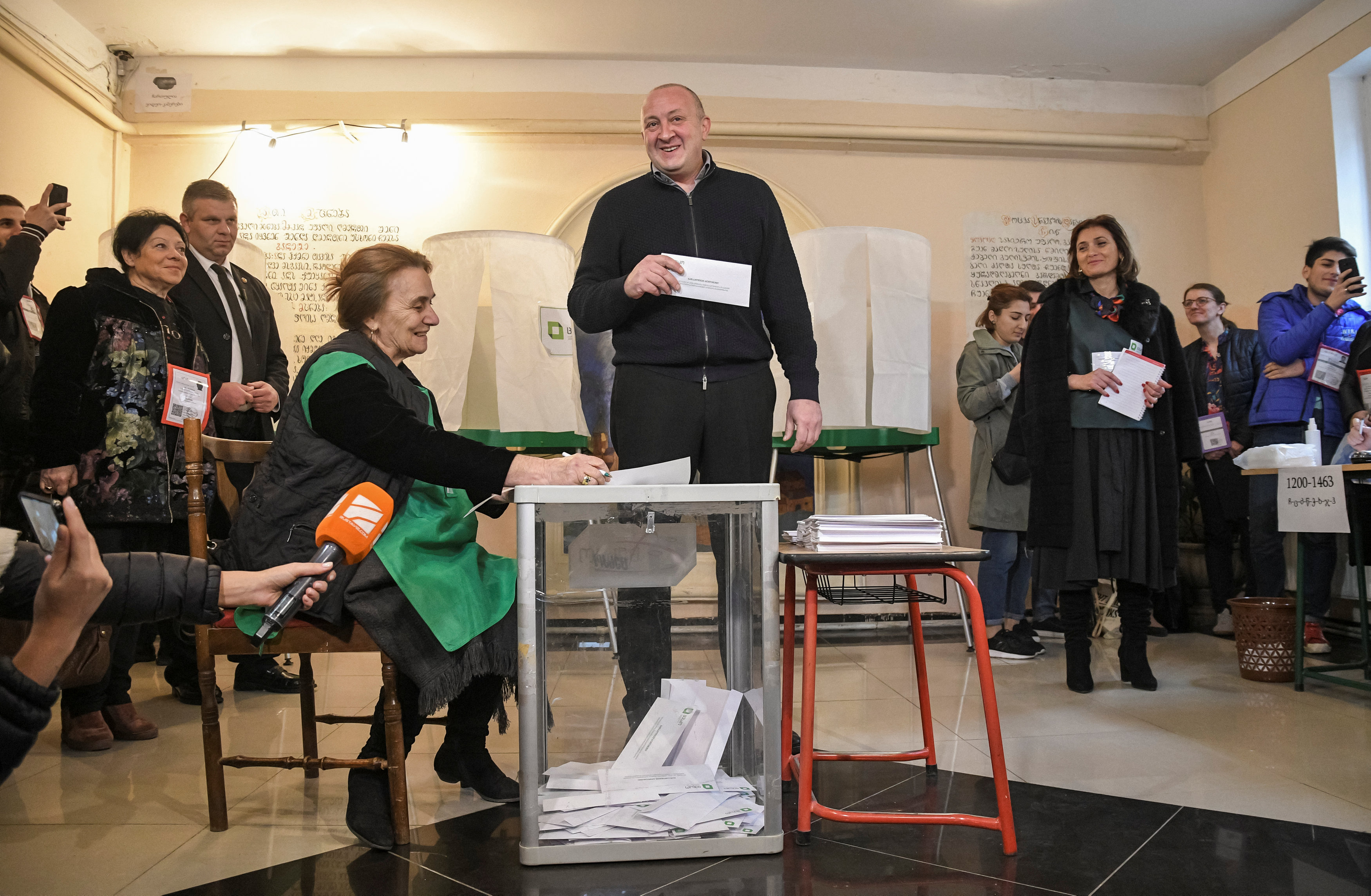 استقبال رئيس جورجيا داخل لجنته الانتخابية للإدلاء بصوته