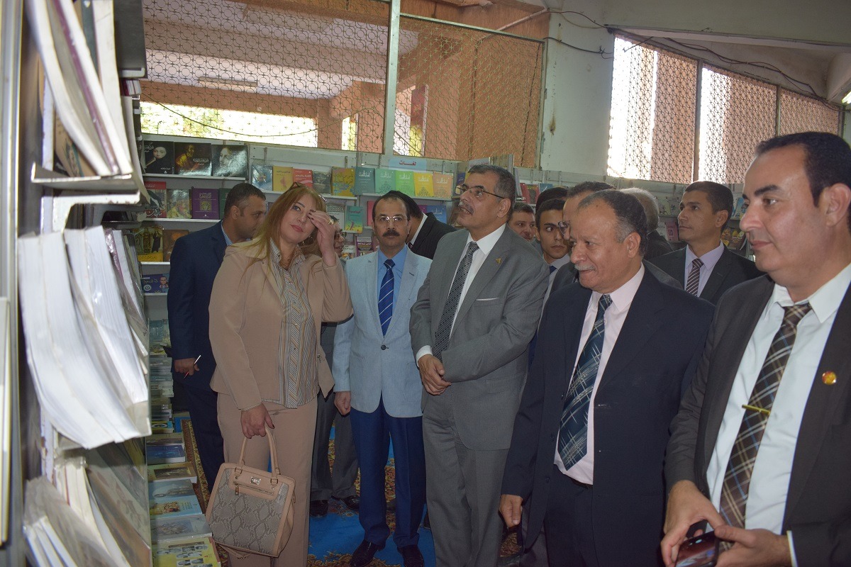 معرض يضم 30 ألف كتاب فى جامعة بنها (2)