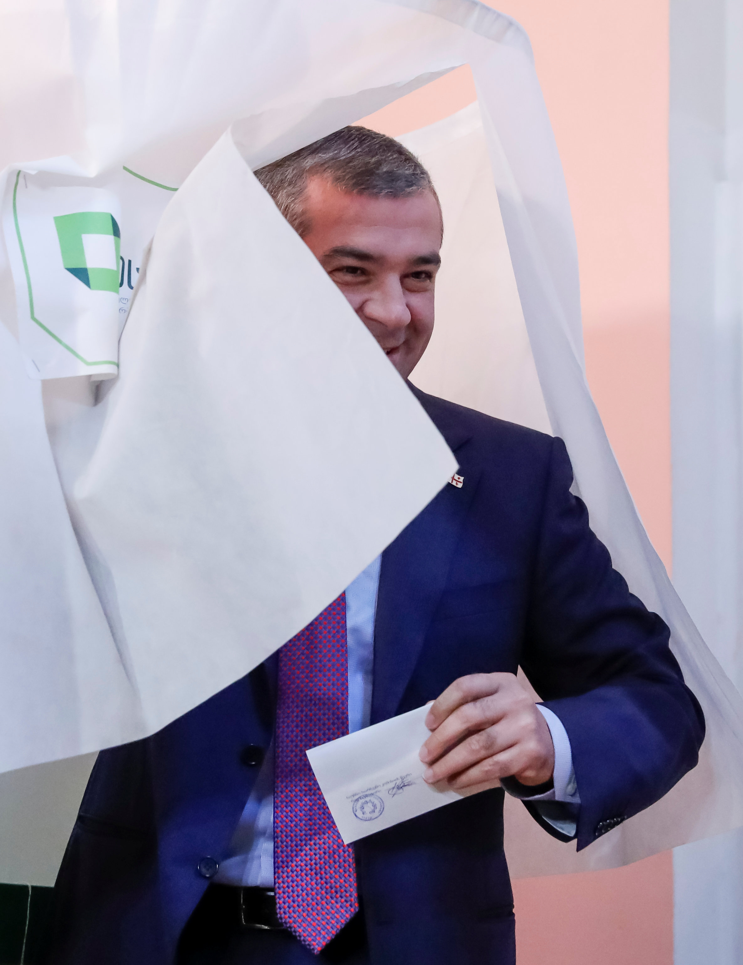 مرشح الرئاسة الجورجية جريجول فاشادزه أثناء إدلاءه بصوته
