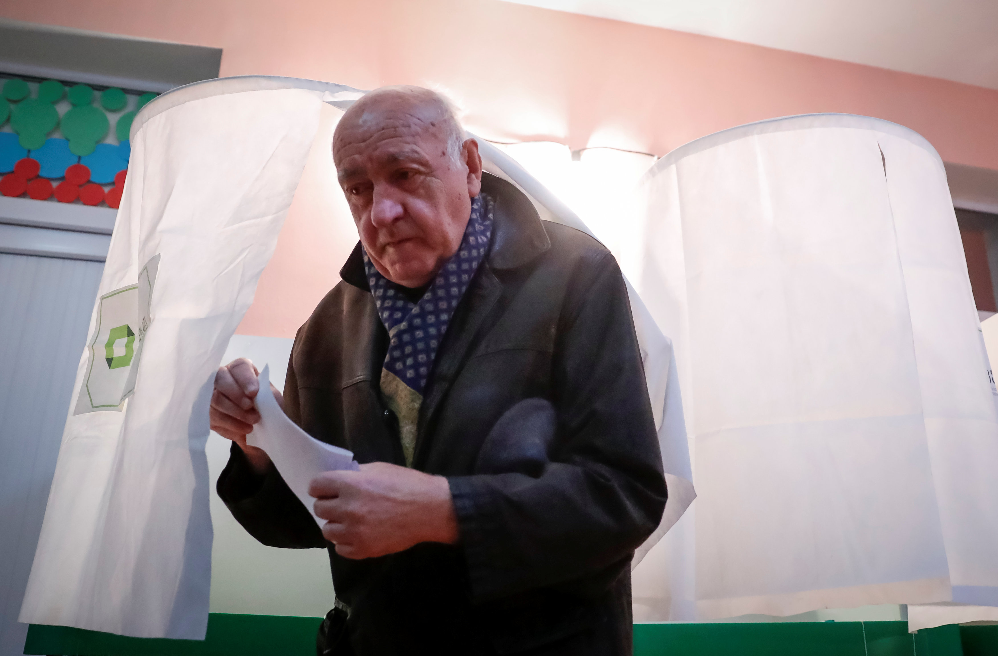 أحد المواطنين يدلى بصوته فى انتخابات الرئاسة جورجيا