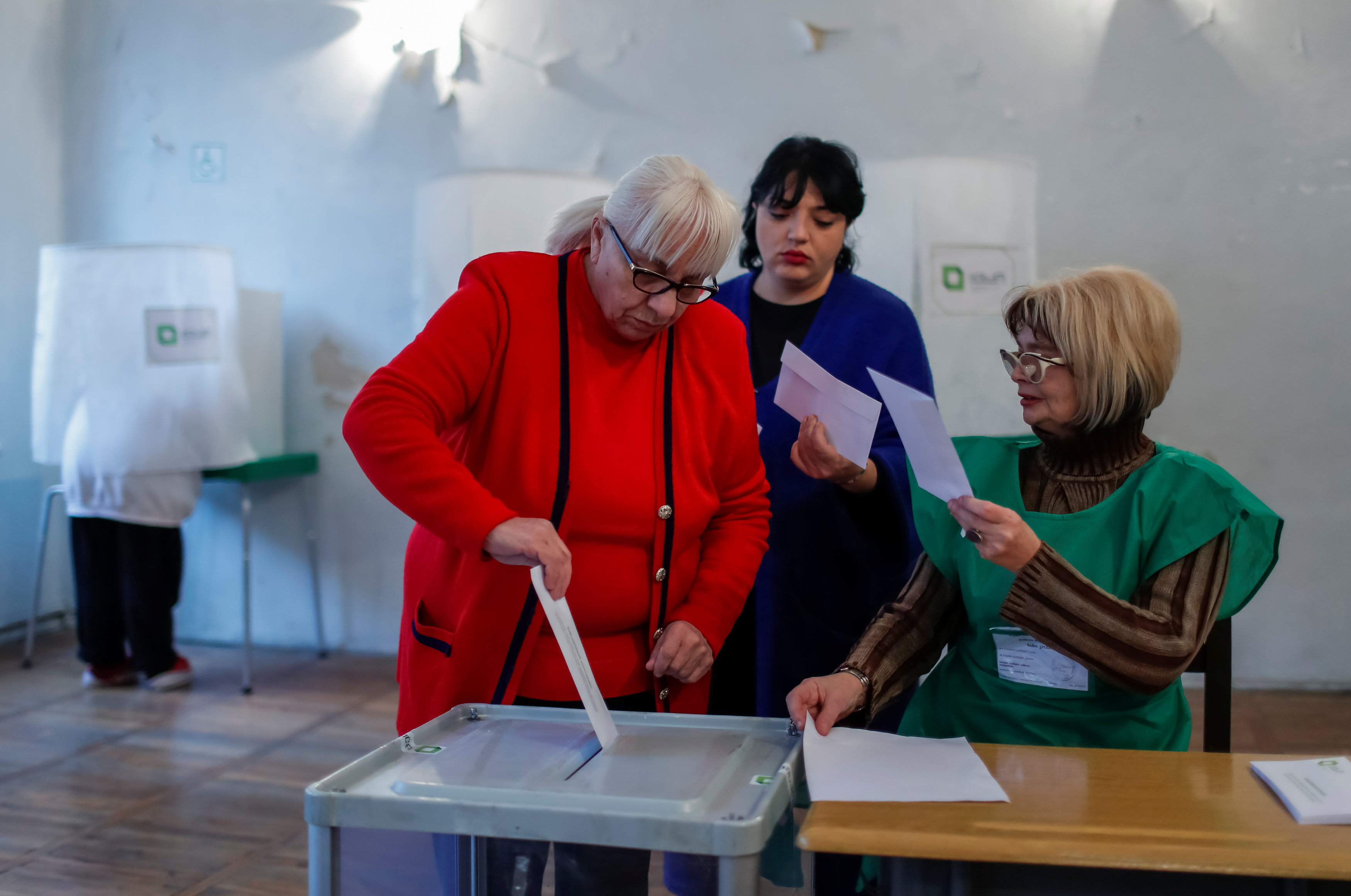 سيدات يشاركن فى انتخابات الرئاسة بجورجيا
