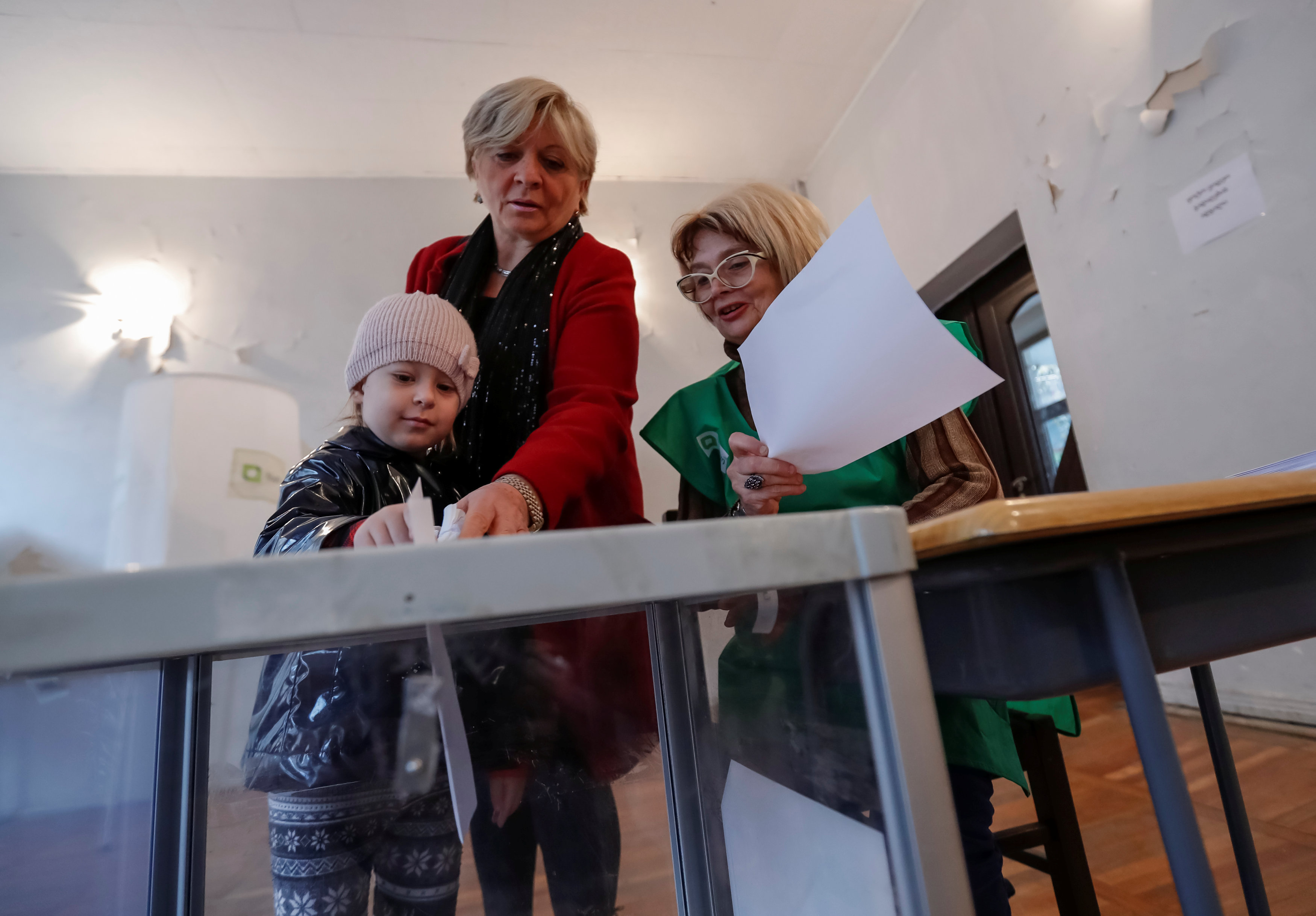مواطنات جورجيات يدلين بأصواتهن فى انتخابات الرئاسة بجورجيا