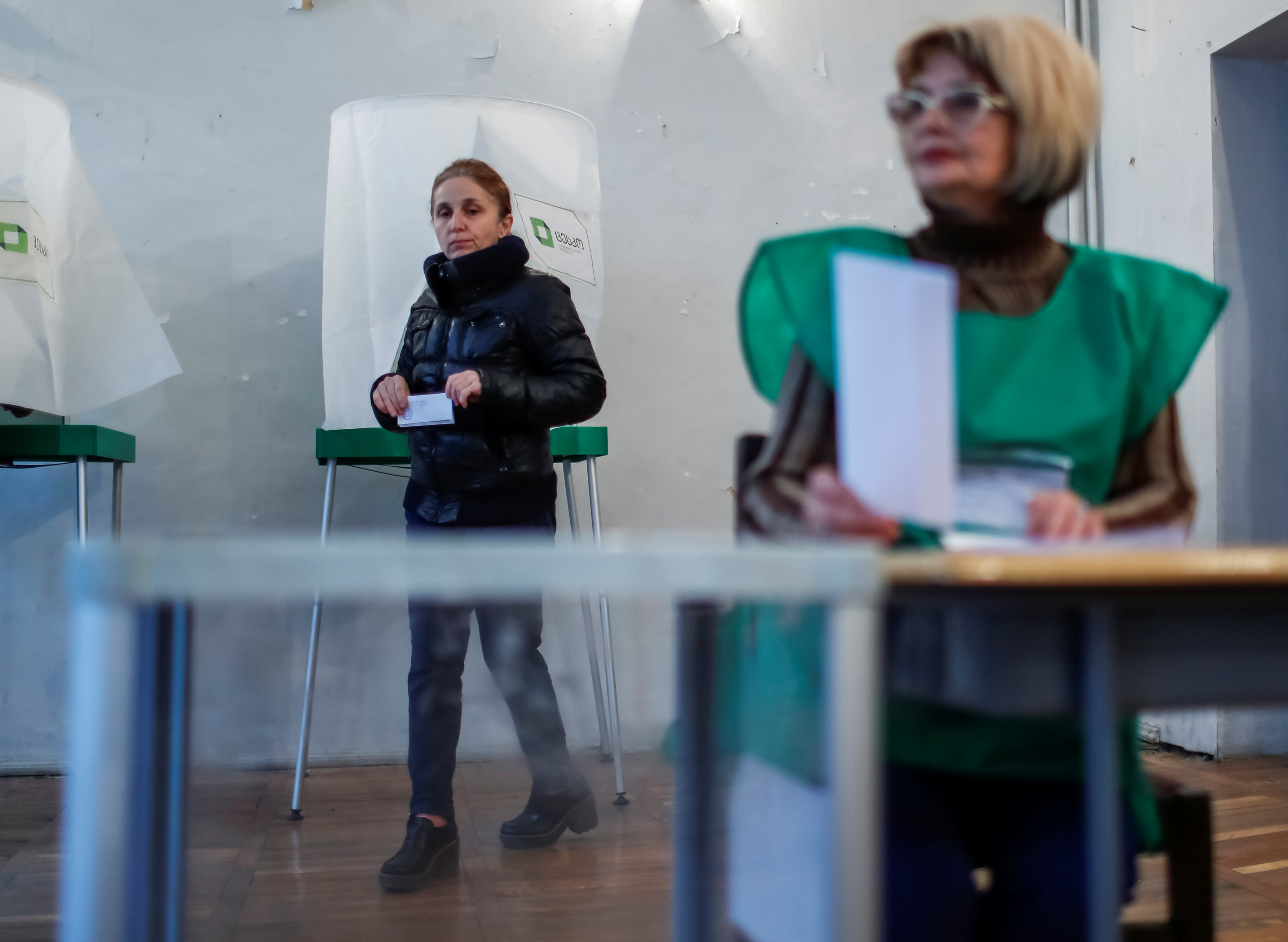 مواطنات تشاركن فى انتخابات الرئاسة بجورجيا