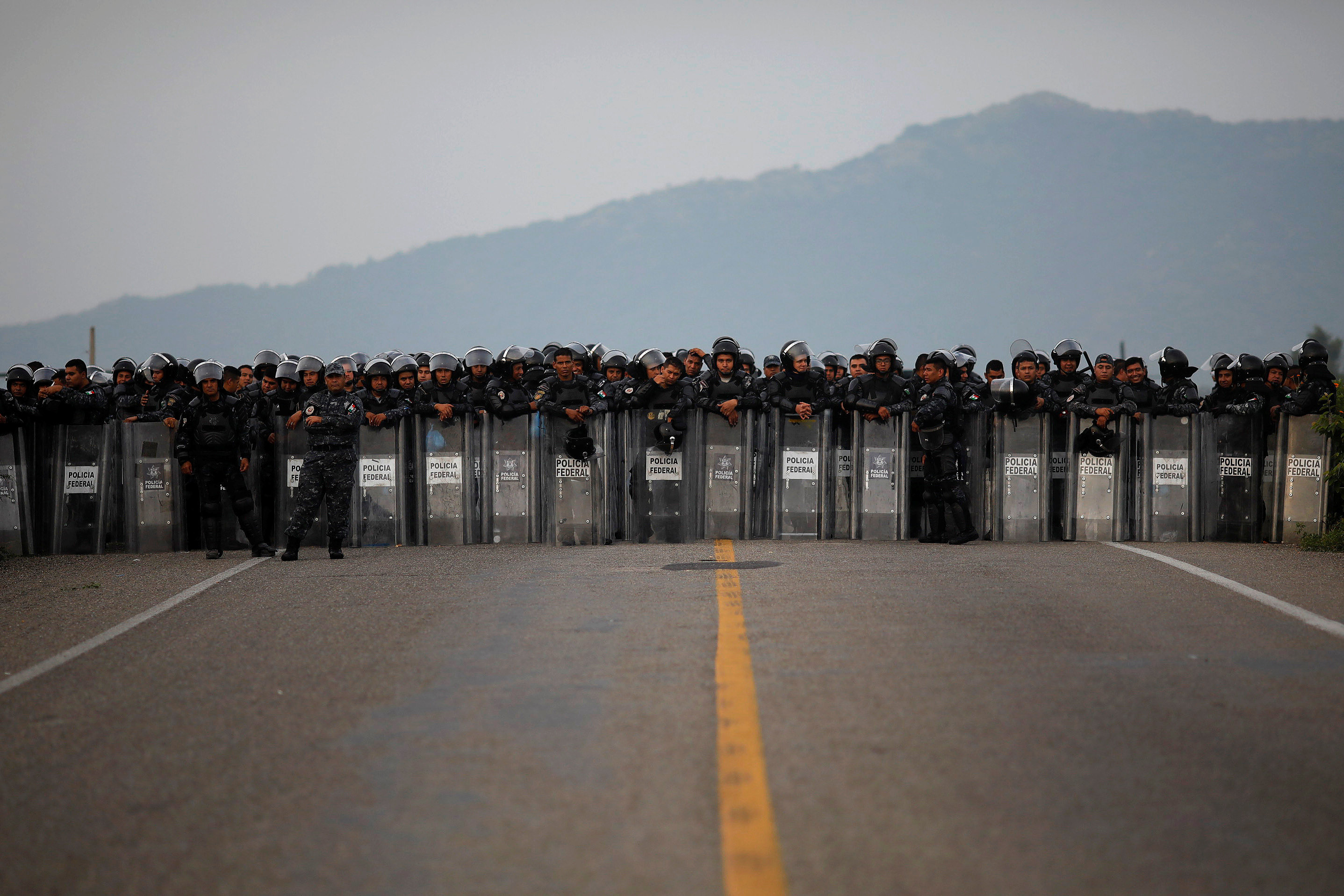 الشرطة المكسيكية تحاول صد المهاجرين
