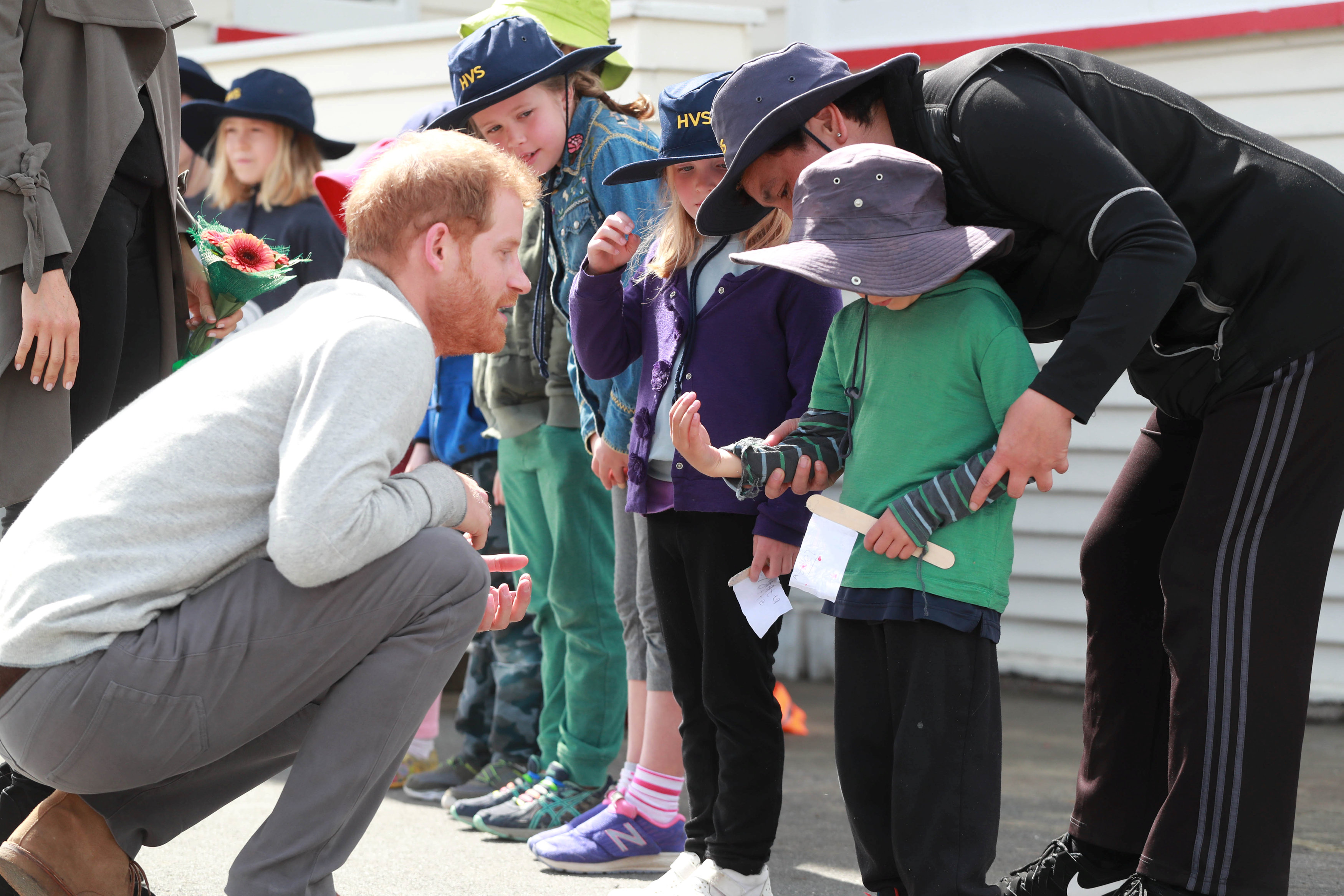 حديث الأمير هارى مع الأطفال