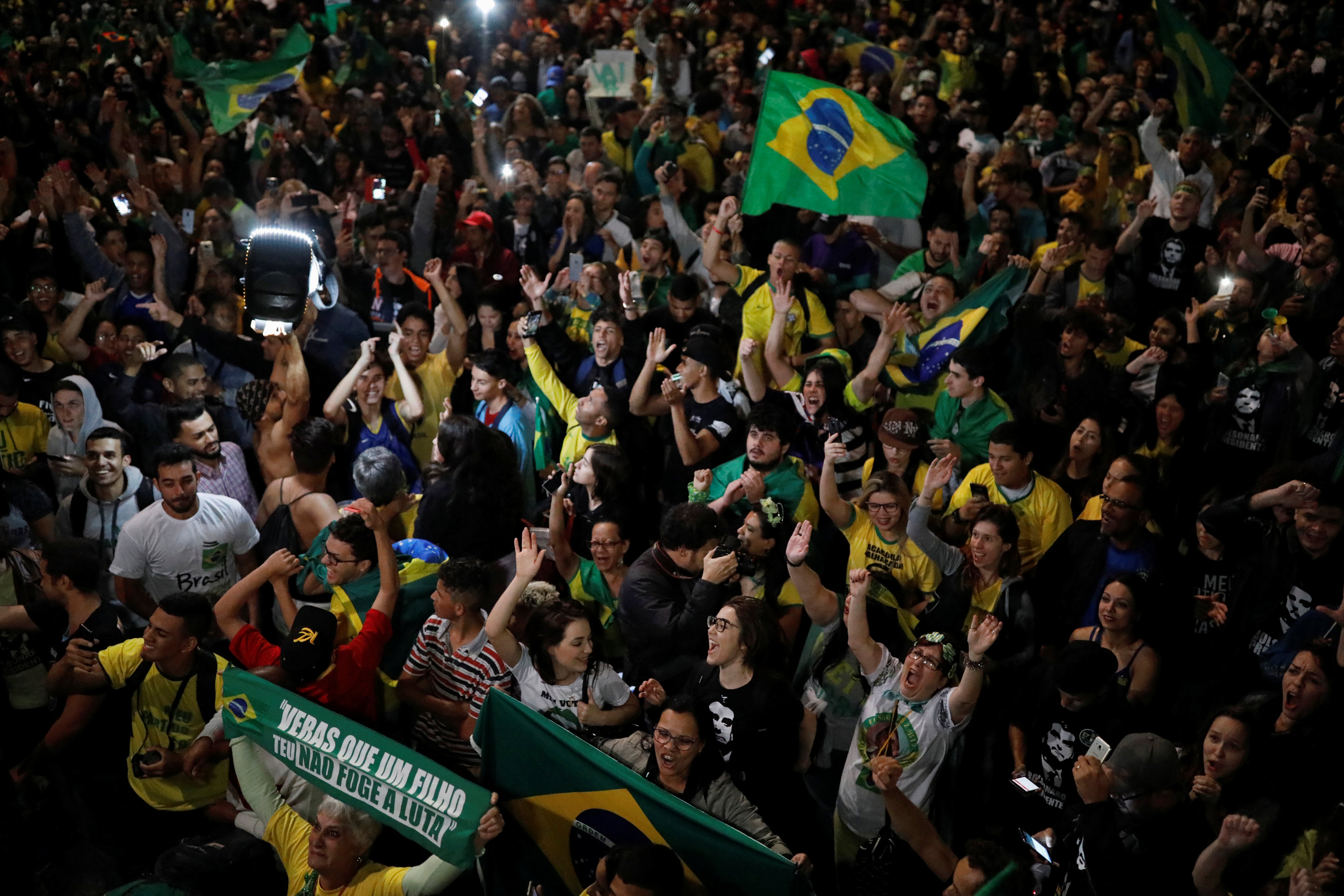 احتفالات بأحد الميادين البرازيلية بفوز بولسونارو