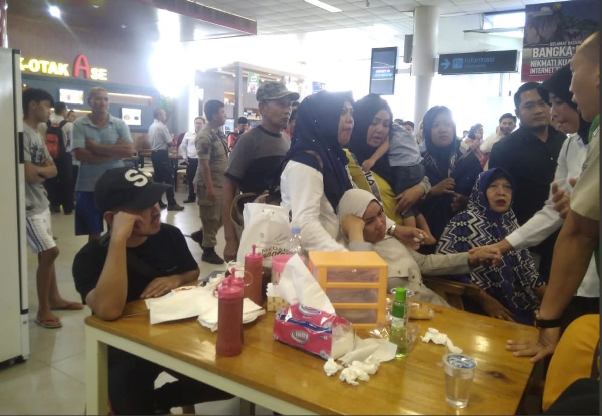 حالة حزن وبكاء شديدة بين أسر ضحايا الطائرة الإندونيسية