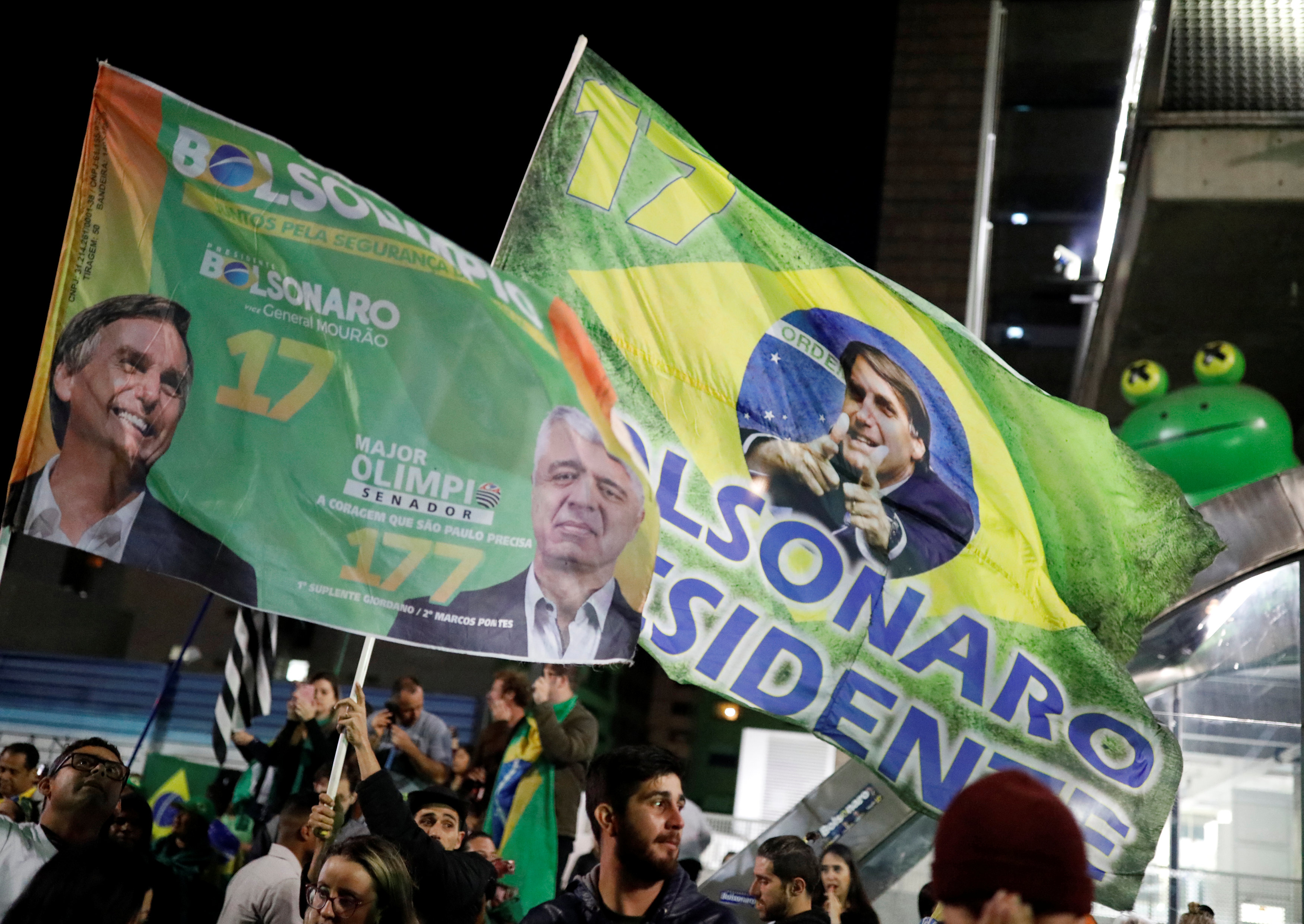 البرازيليون يرفعون صور بولسونارو