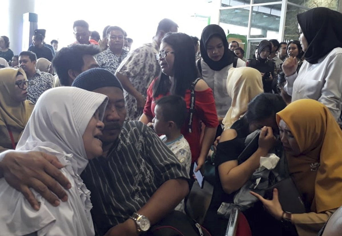 حزن أسر ضحايا الطائرة الإندونيسية المنكوبة