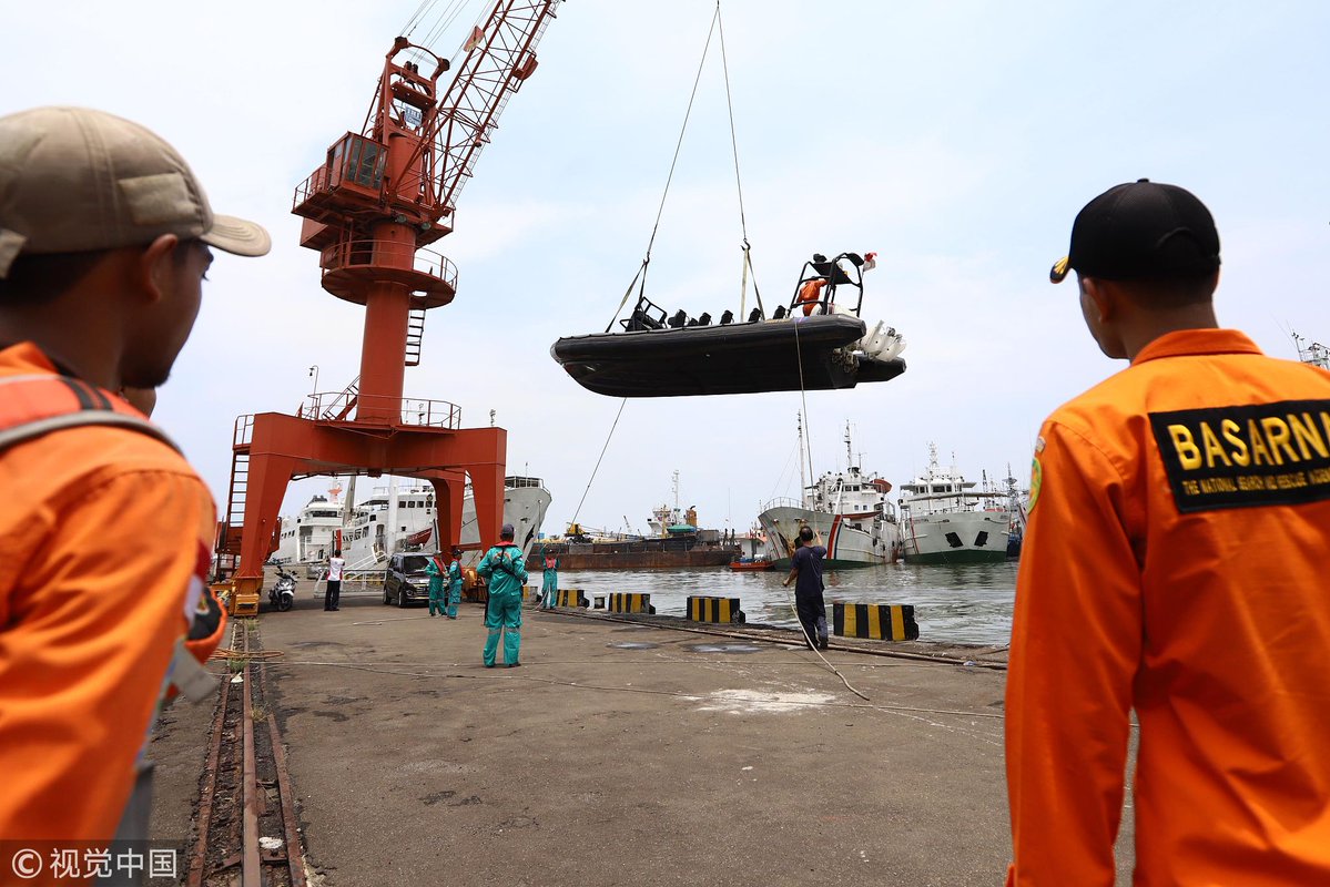 تجهيزات قوارب البحث عن ضحايا الطائرة الإندونيسية المنكوبة
