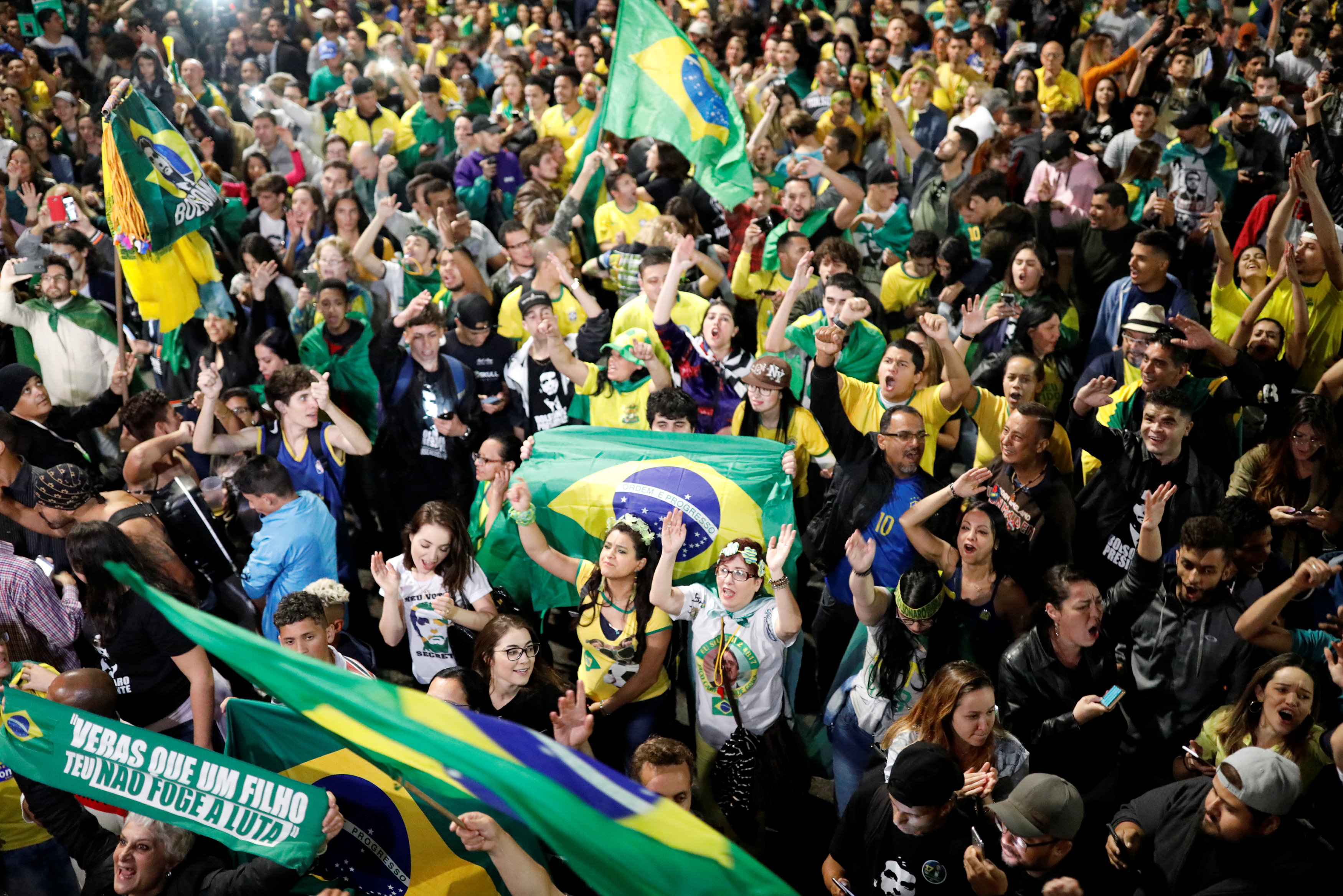 الجماهير ترفع أعلام البرازيل احتفالا بقوز المرشح اليمينى