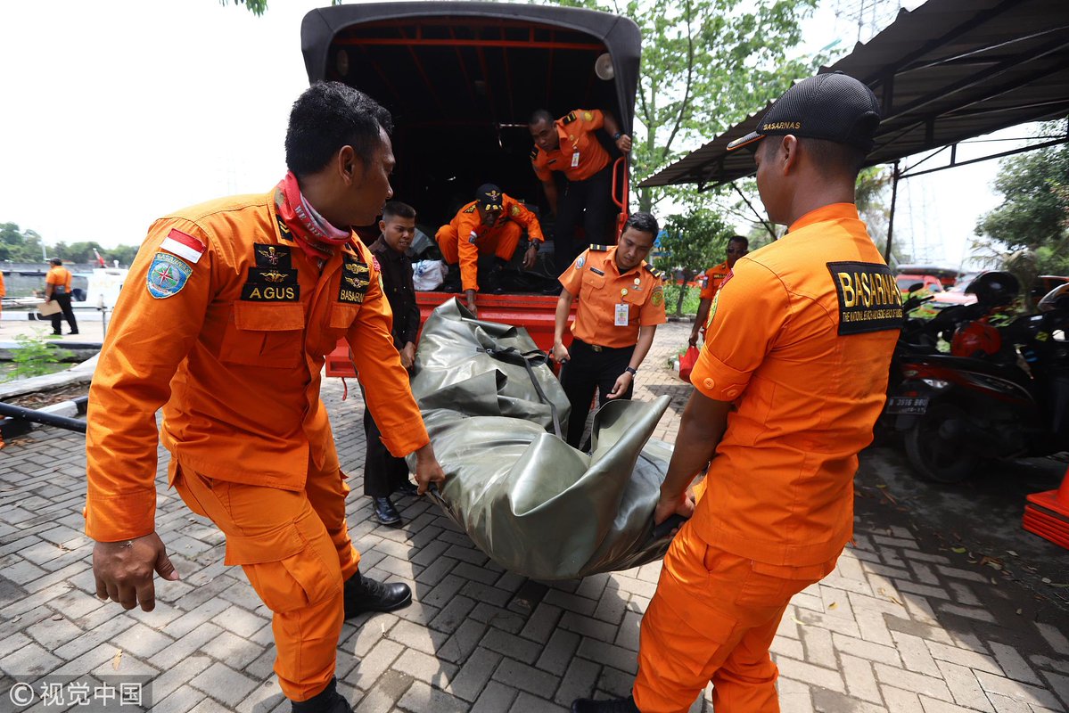 استعدادات فرق الإنقاذ فى موقع الطائرة الإندونيسية المنكوبة