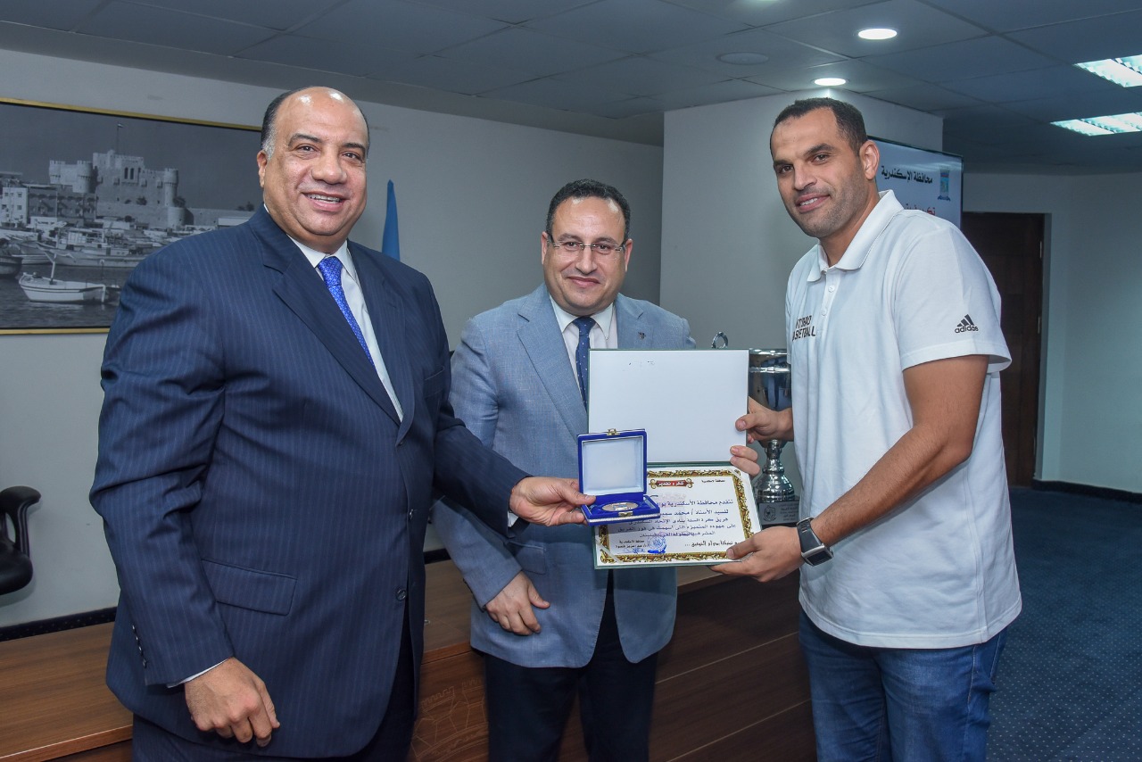 محافظ الإسكندرية يهنئ لاعبى فريق كرة السلة بنادى الاتحاد لفوزهم بالبطولة العربية  (4)