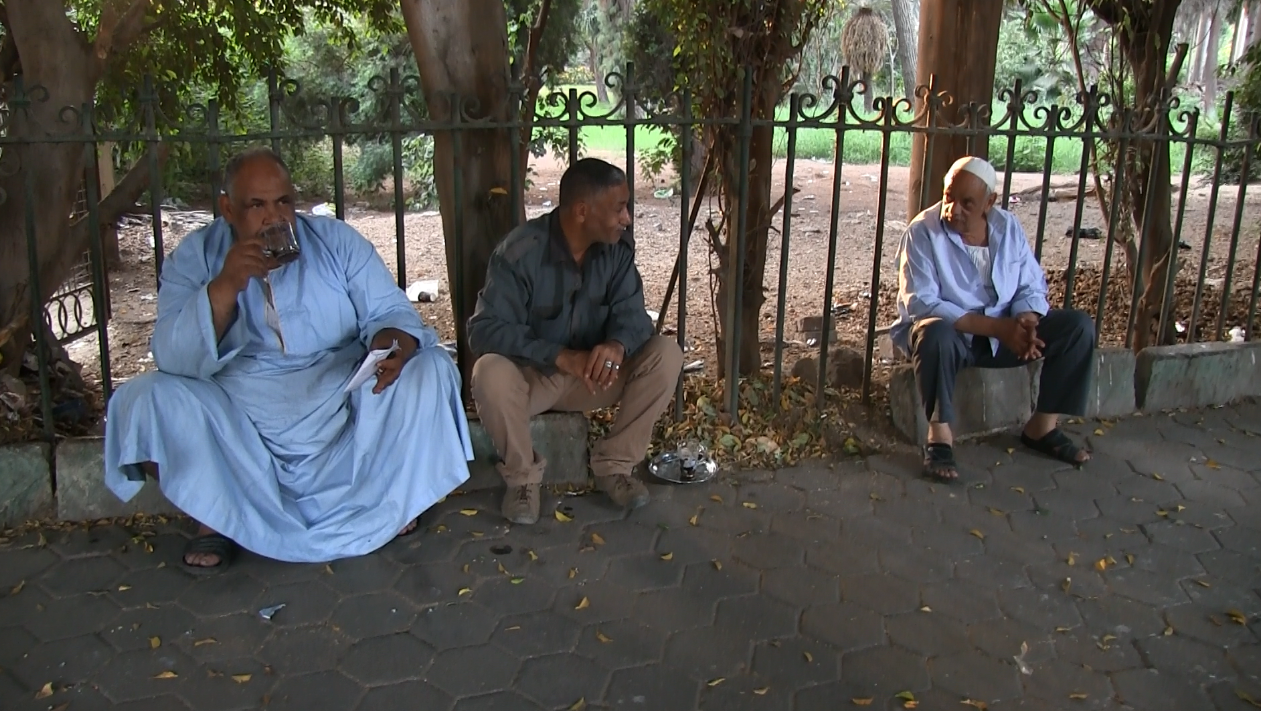 "عم وجدي" و"منصور" و"زغلول" أصدقاء الحنطور أعتادوا الجلوس معاً