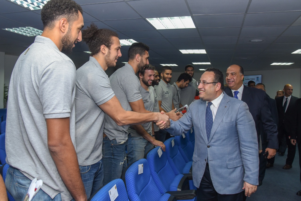 محافظ الإسكندرية يهنئ لاعبى فريق كرة السلة بنادى الاتحاد لفوزهم بالبطولة العربية  (7)