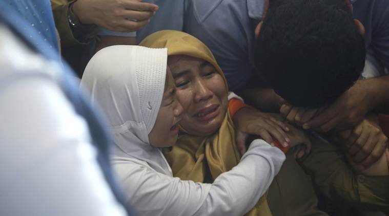 بكاء ذوى ضحايا الطائرة الإندونيسية المنكوبة