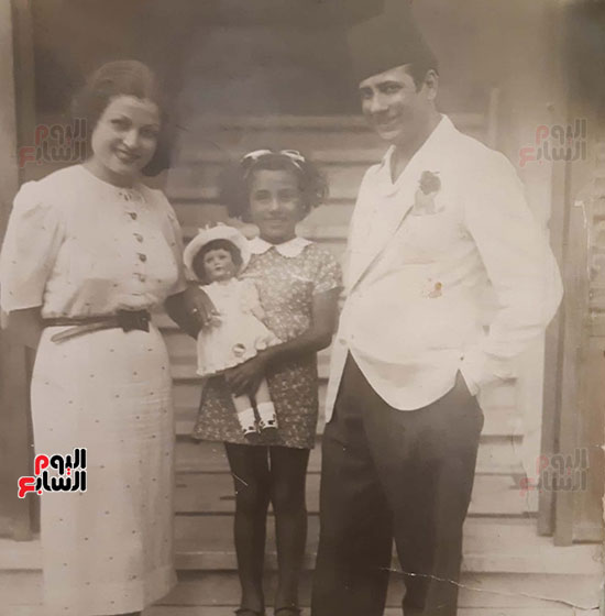 عقيلة راتب وزوجها المطرب حامد مرسى مع ابنتهما الوحيدة