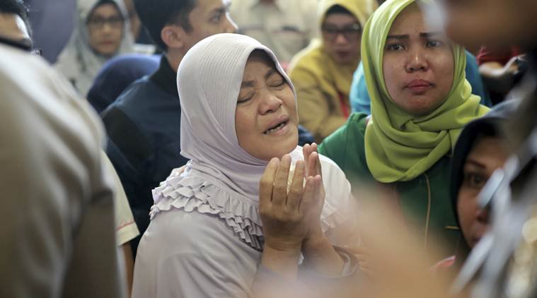 حزن شديد بين أقارب ضحايا الطائرة الإندونيسية المنكوبة