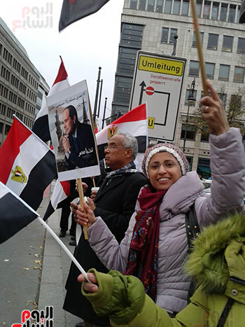 وقفة للمصريين فى ألمانيا لتحية الرئيس السيسى (2)