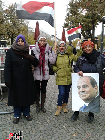 وقفة للمصريين فى ألمانيا لتحية الرئيس السيسى (1)