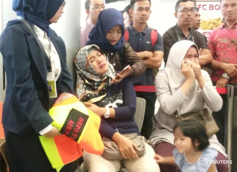 بكاء هستيرى بين أسر ضحايا الطائرة الإندونيسية المنكوبة