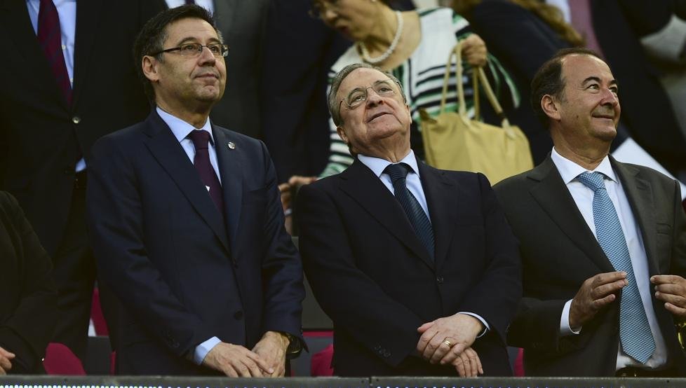 رئيس ريال مدريد مع جوسيب ماريا بارتوميو رئيس برشلونة فى مدرجات كامب نو