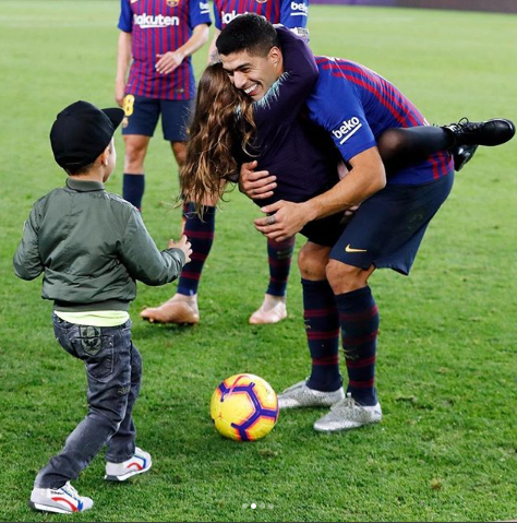 سواريز يحتفل مع أبناءه