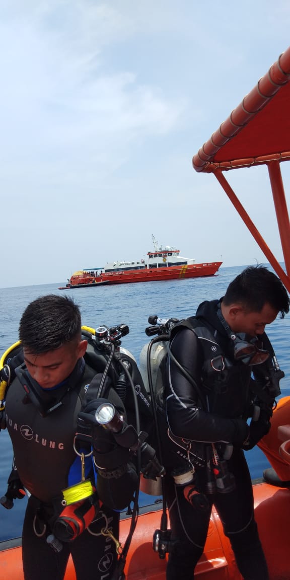 فرق الإنقاذ الإندونيسية فى موقع سقوط الطائرة