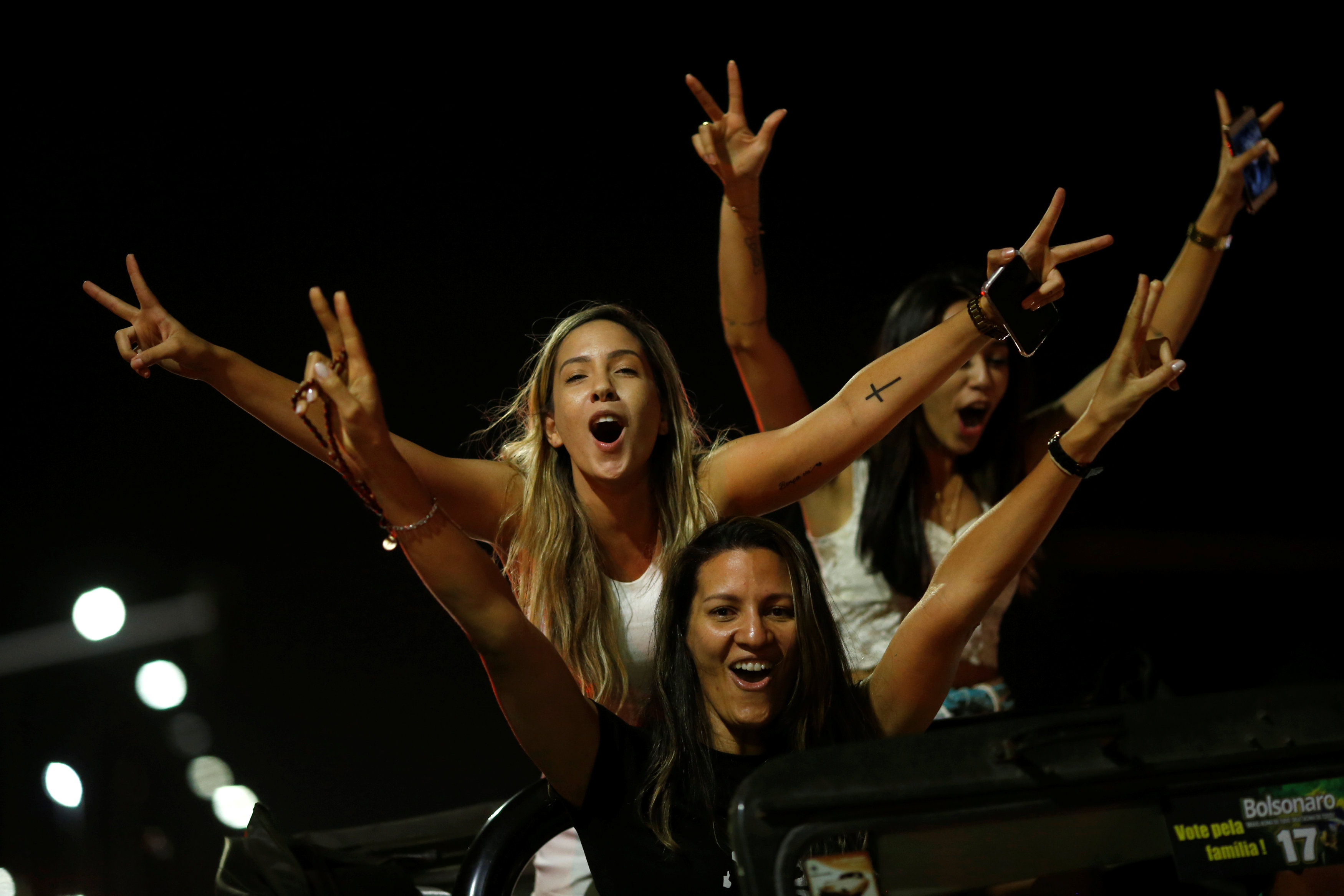 فتيات يحتفلن بفوز بولسونارو