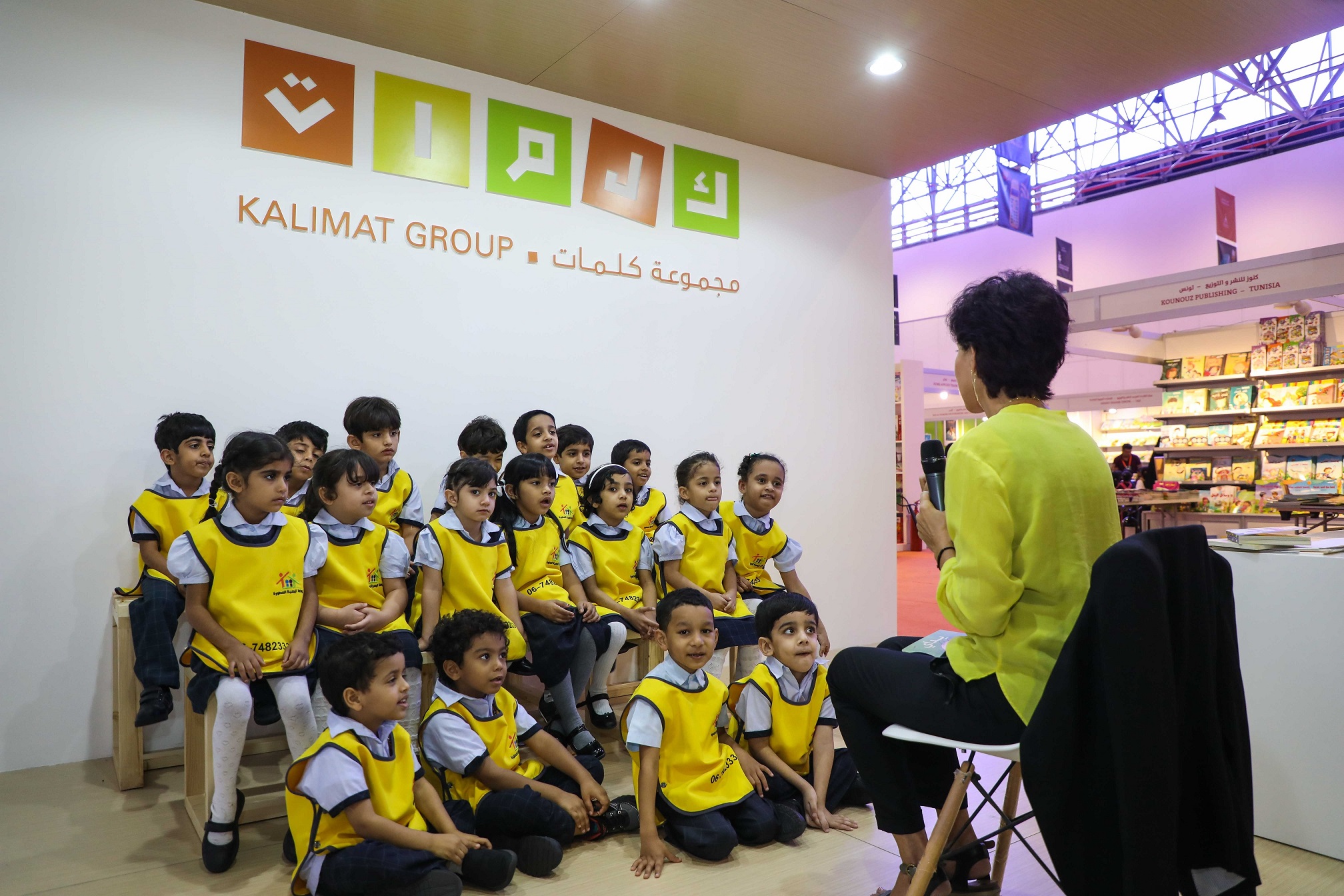 صور لمنصة مجموعة كلمات من الدورات السابقة لمعرض الشارقة الدولي للكتاب   (1)