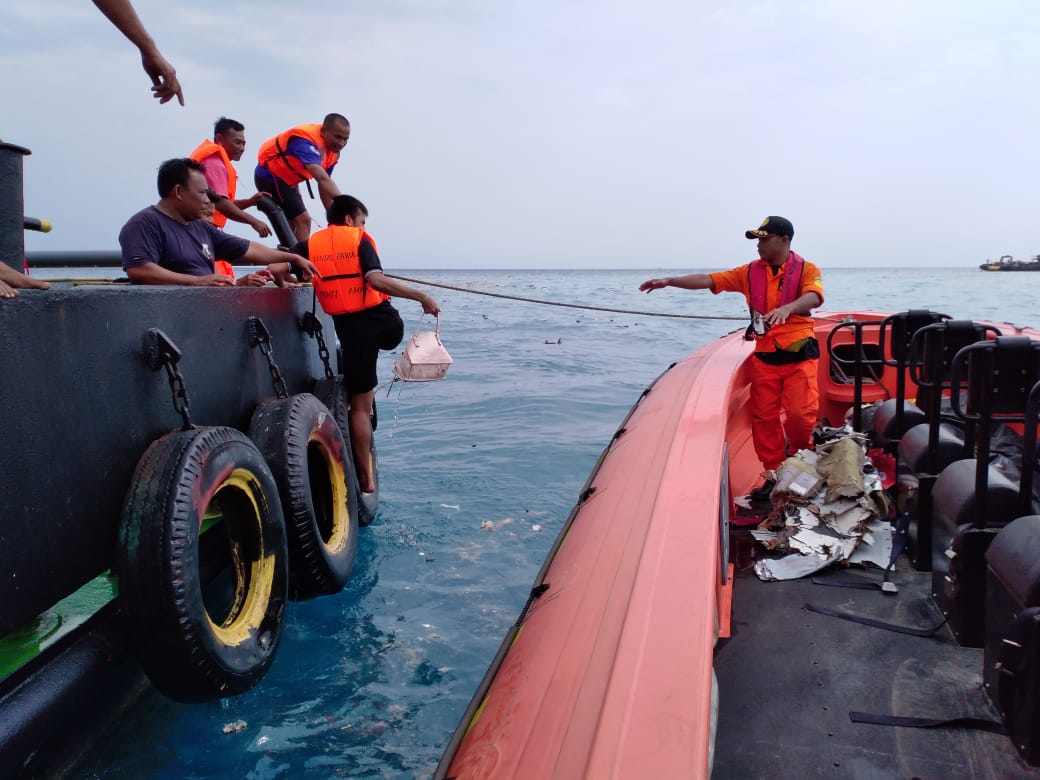عمليات البحث عن ضحايا الطائرة الإندونيسية المنكوبة