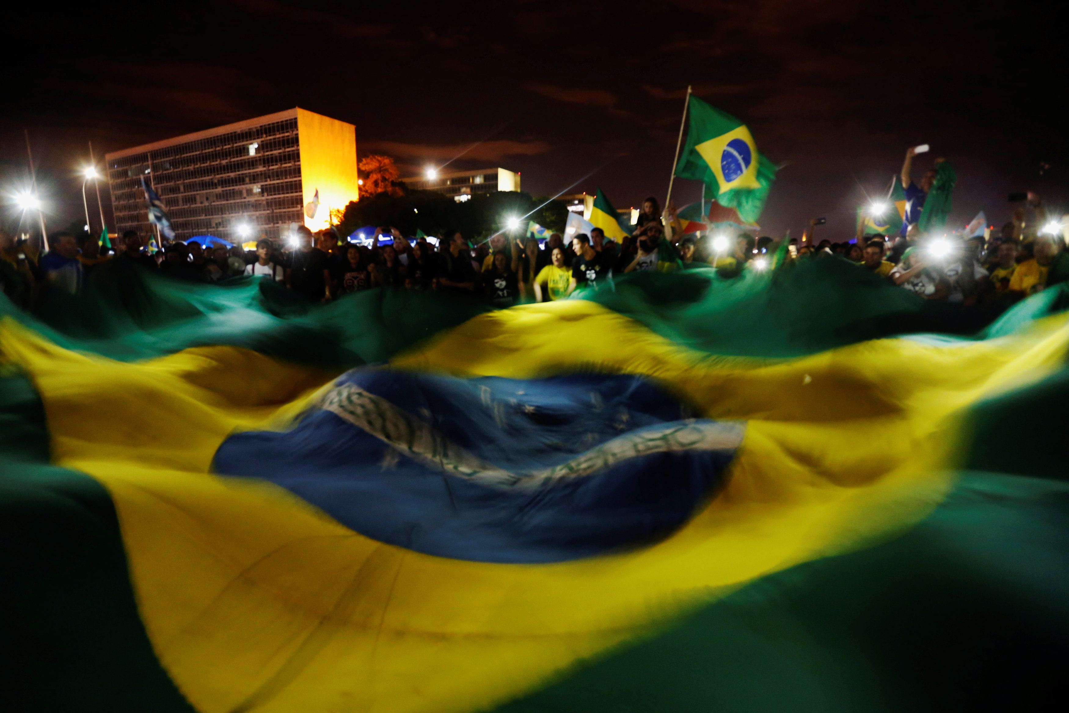 أعلام البرازيل تتصدر المشهد