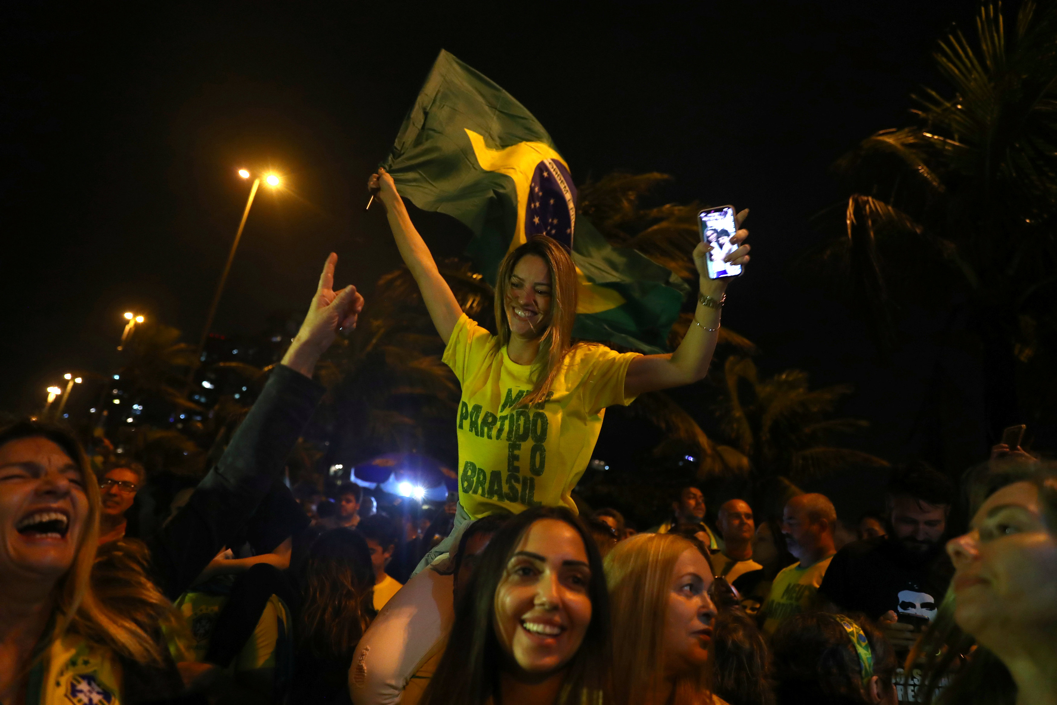 مواطنة برازيلية تحتفل بفوز بولسونارو