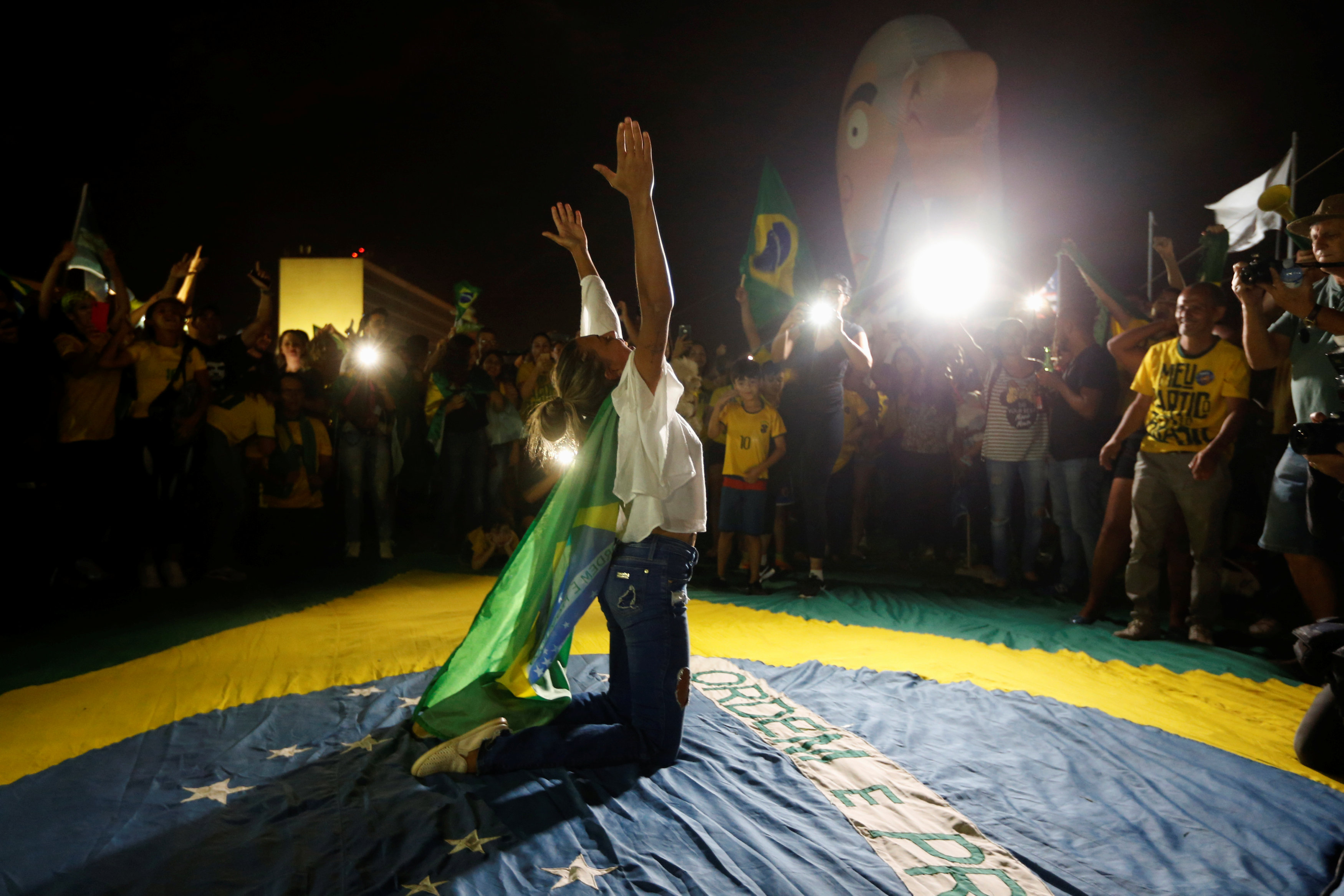 مواطنة برازيلية تحتفل بفوز بولسونارو