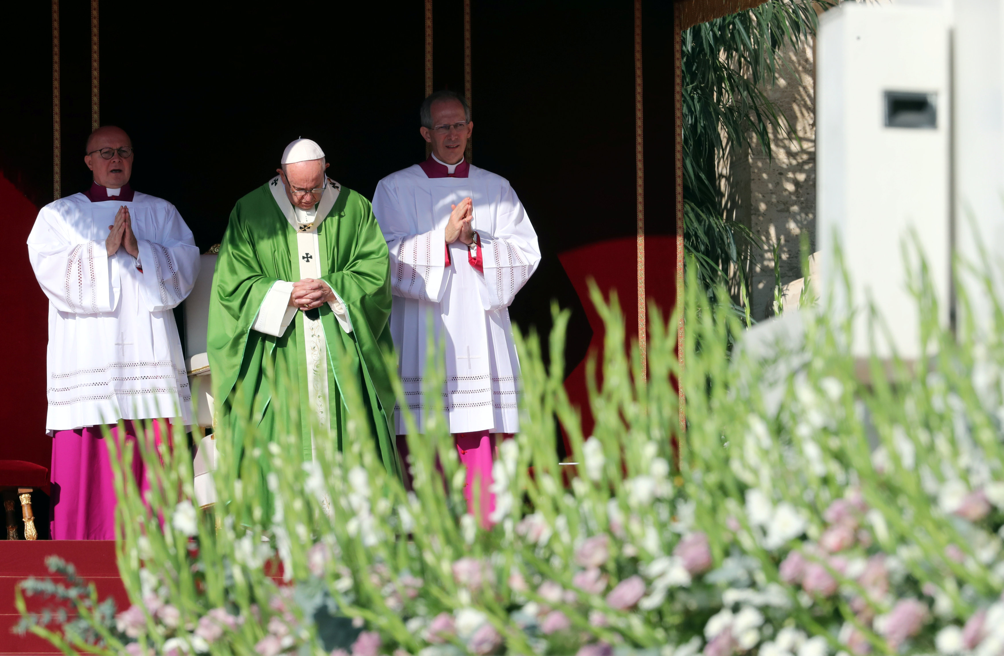 البابا فرنسيس يقود قداسا لافتتاح تجمع جديد للأساقفة