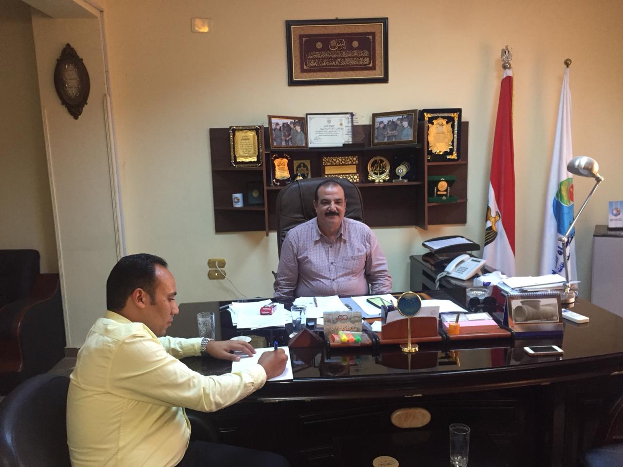اللواء أحمد عزب، رئيس شركة مياه الشرب والصرف الصحى بمحافظات القناة والزميل السيد فلاح (5)