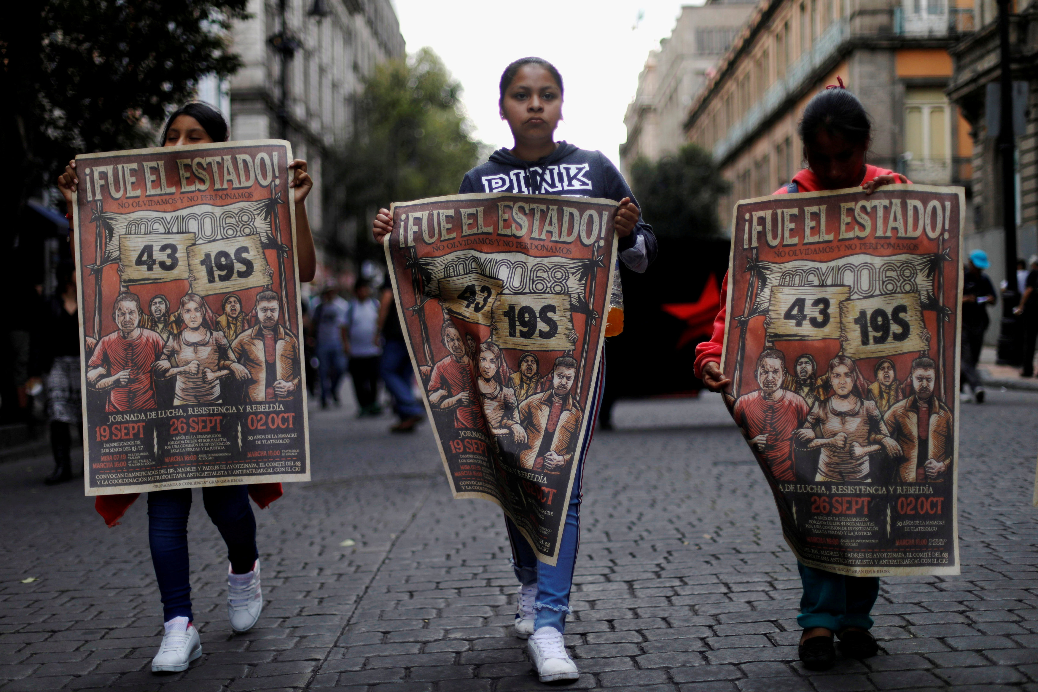 ناشطات تحملن لافتات لإحياء الذكرى المكسيكية