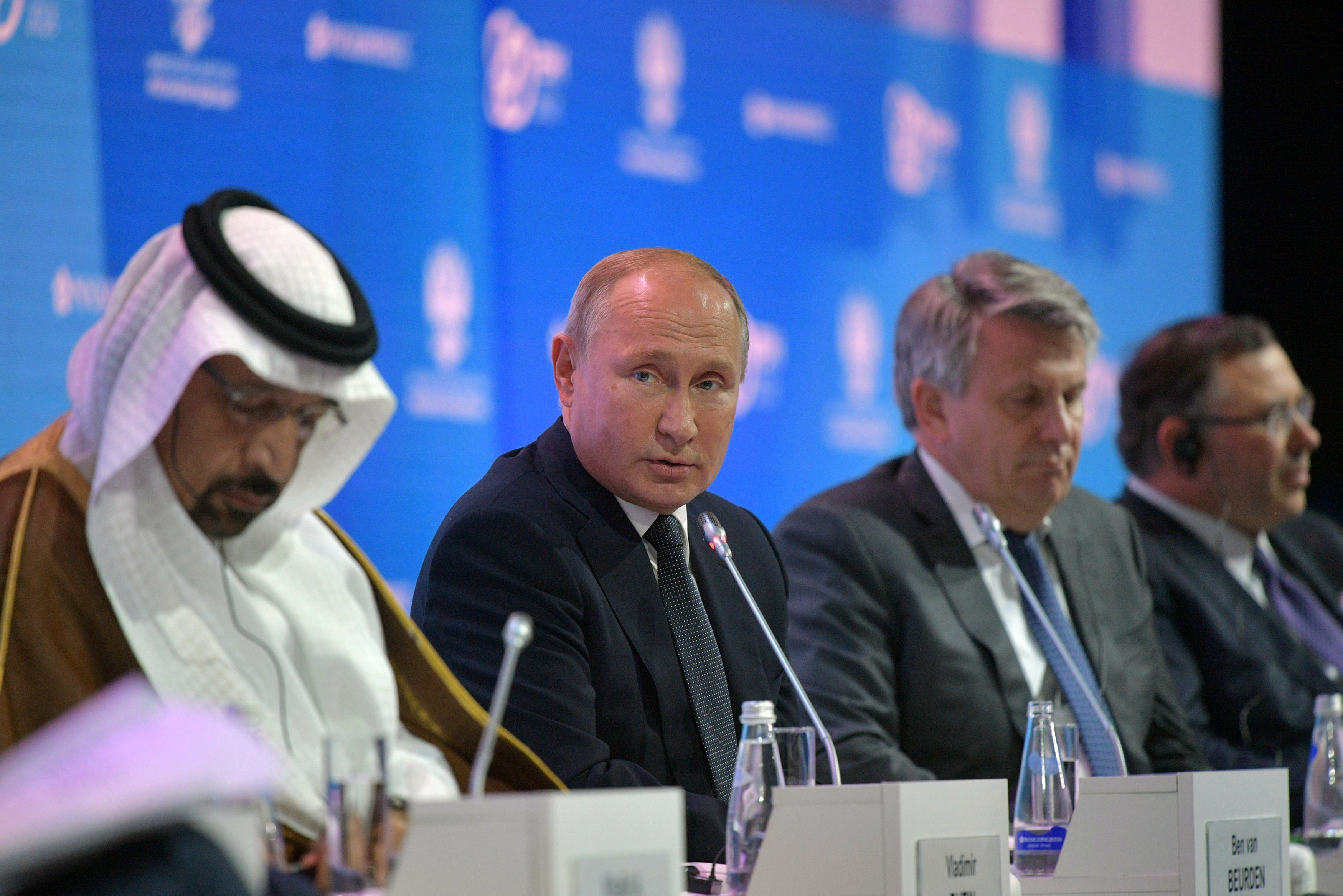 الرئيس الروسي فلاديمير بوتين يحضر جلسة المنتدى الدولي