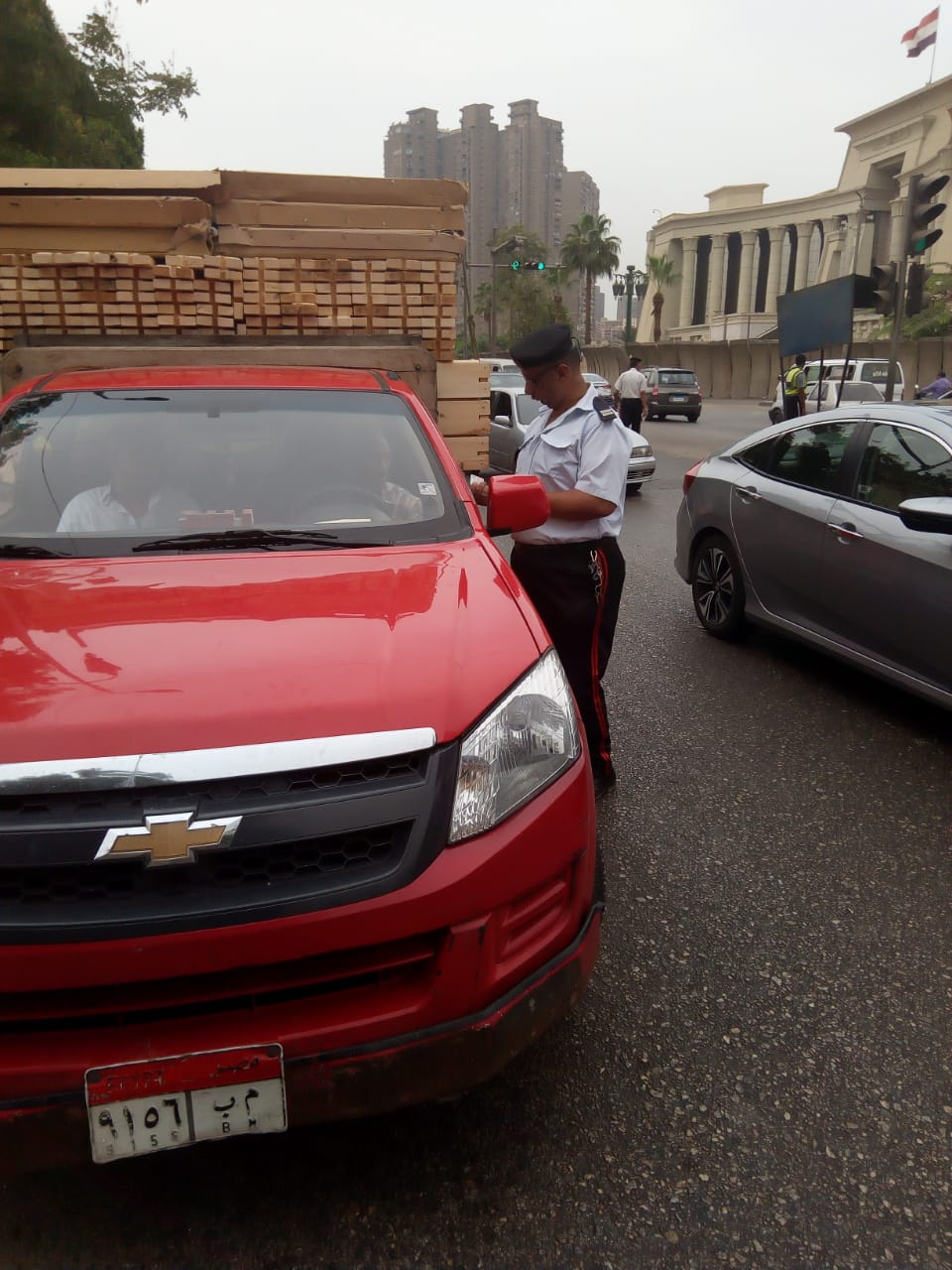 رجال المرور يفحصون تراخيص السيارات بشوارع القاهرة